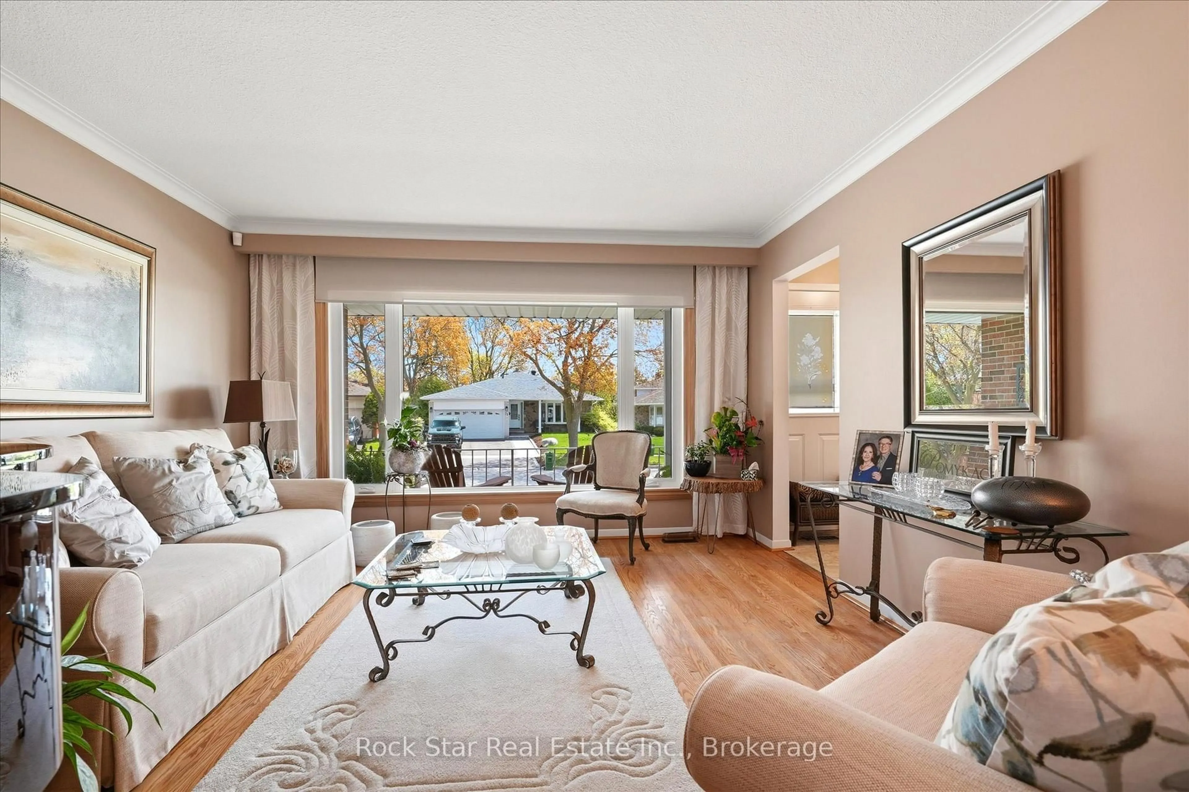 Living room with furniture, wood/laminate floor for 36 LANGEVIN Cres, Toronto Ontario M1C 2B6