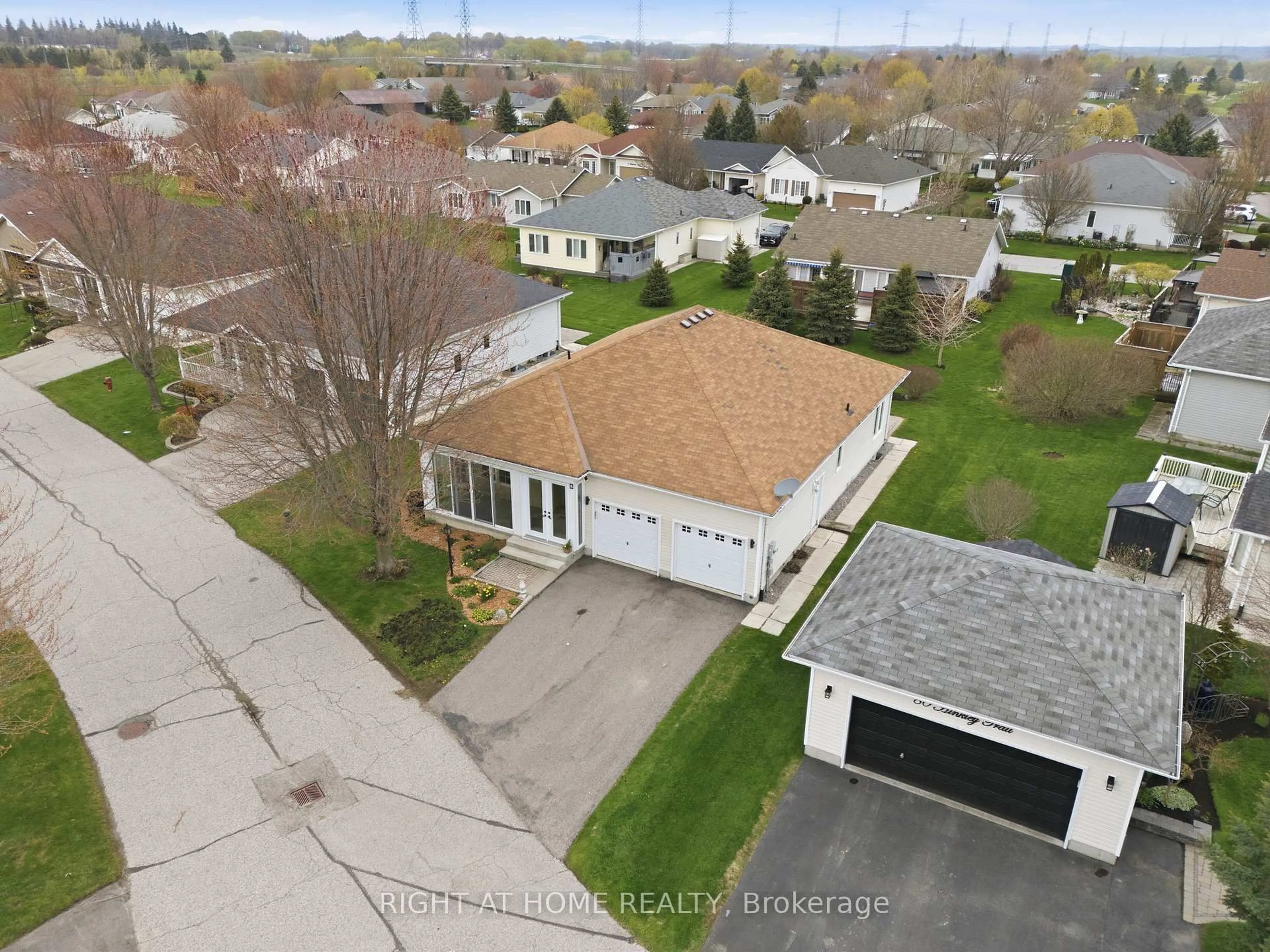 A pic from outside/outdoor area/front of a property/back of a property/a pic from drone, street for 5 Park Place Lane, Clarington Ontario L1B 0B2