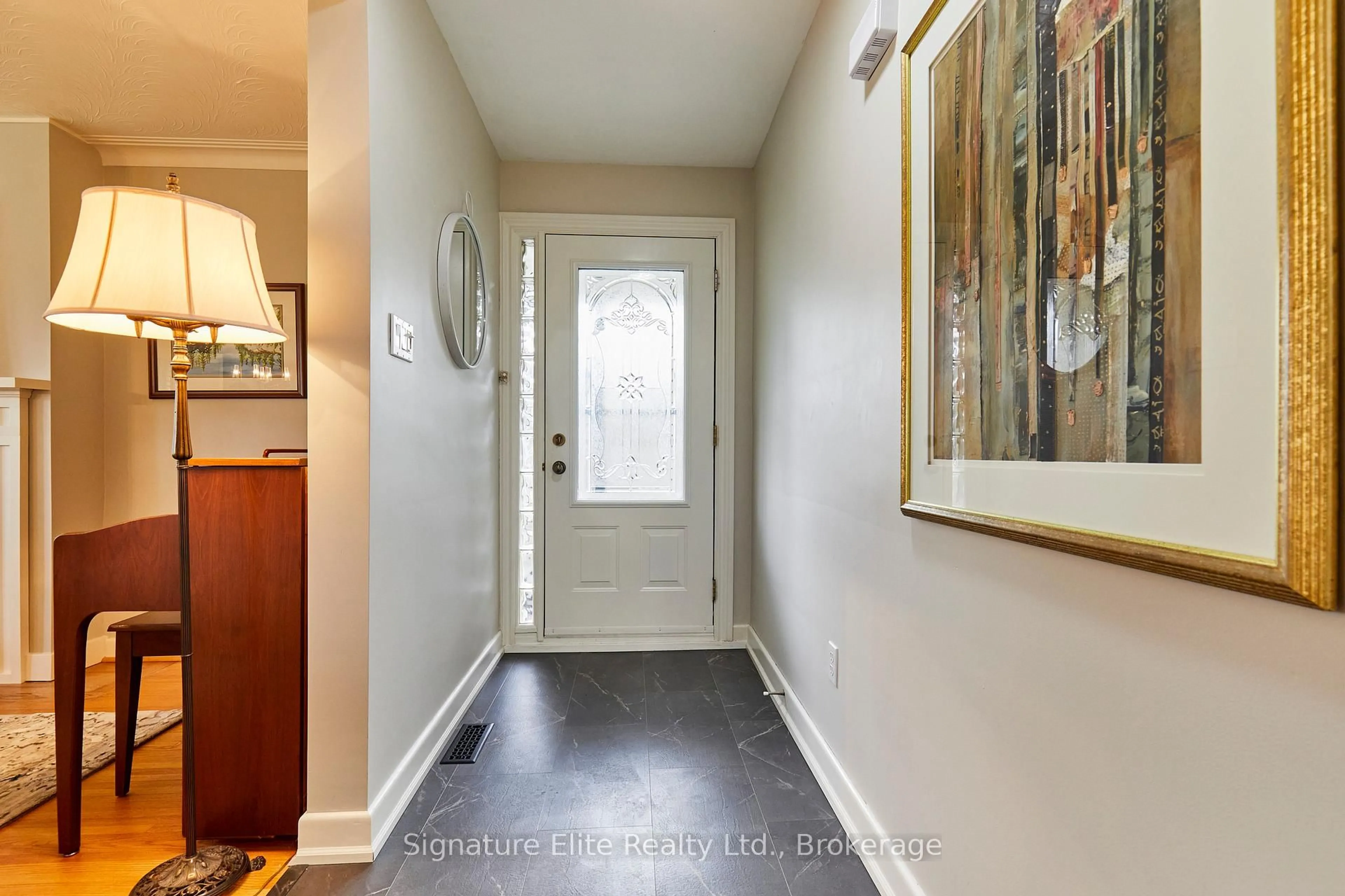 Indoor entryway for 68 Regency Sq, Toronto Ontario M1E 1N3