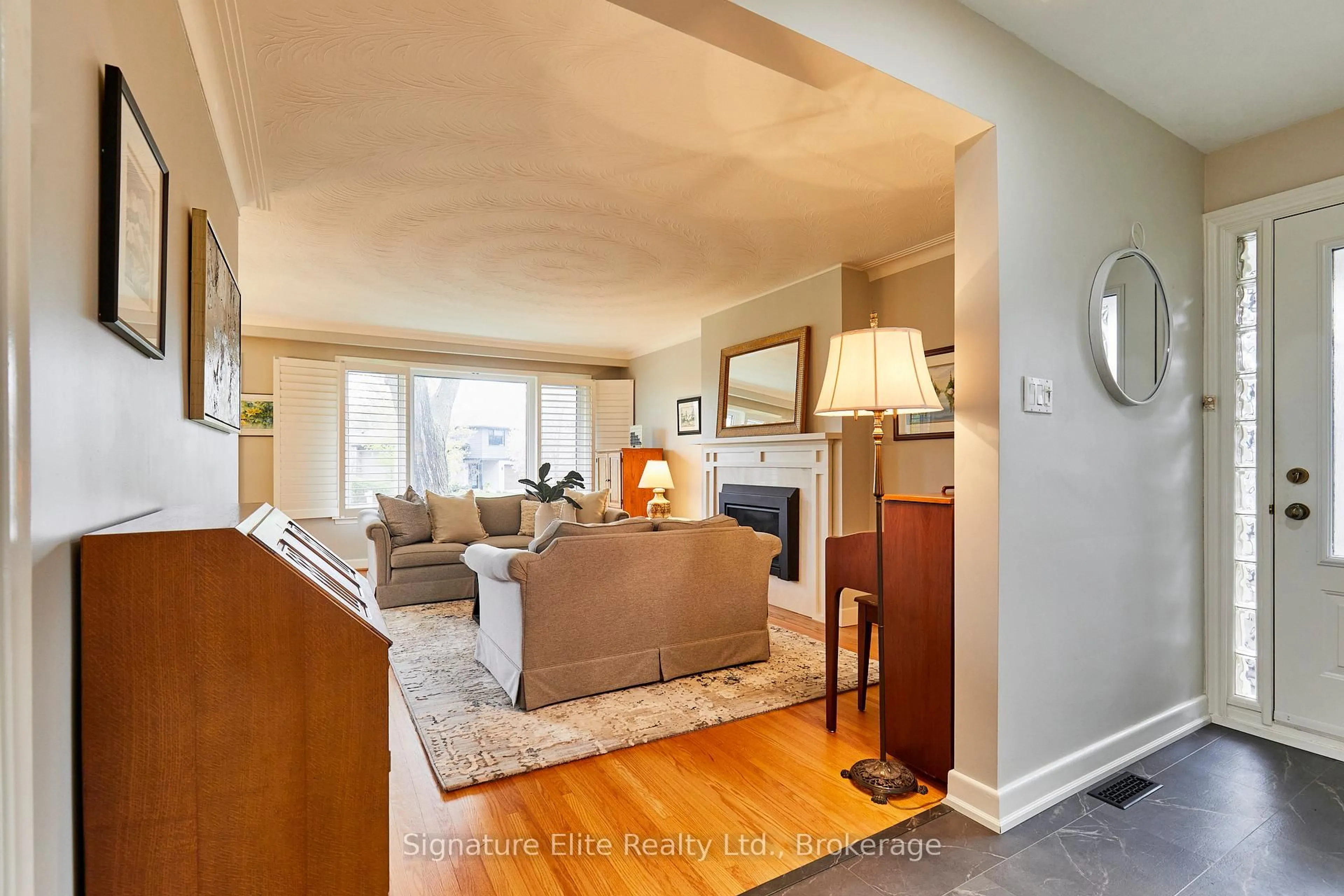 Living room with furniture, unknown for 68 Regency Sq, Toronto Ontario M1E 1N3
