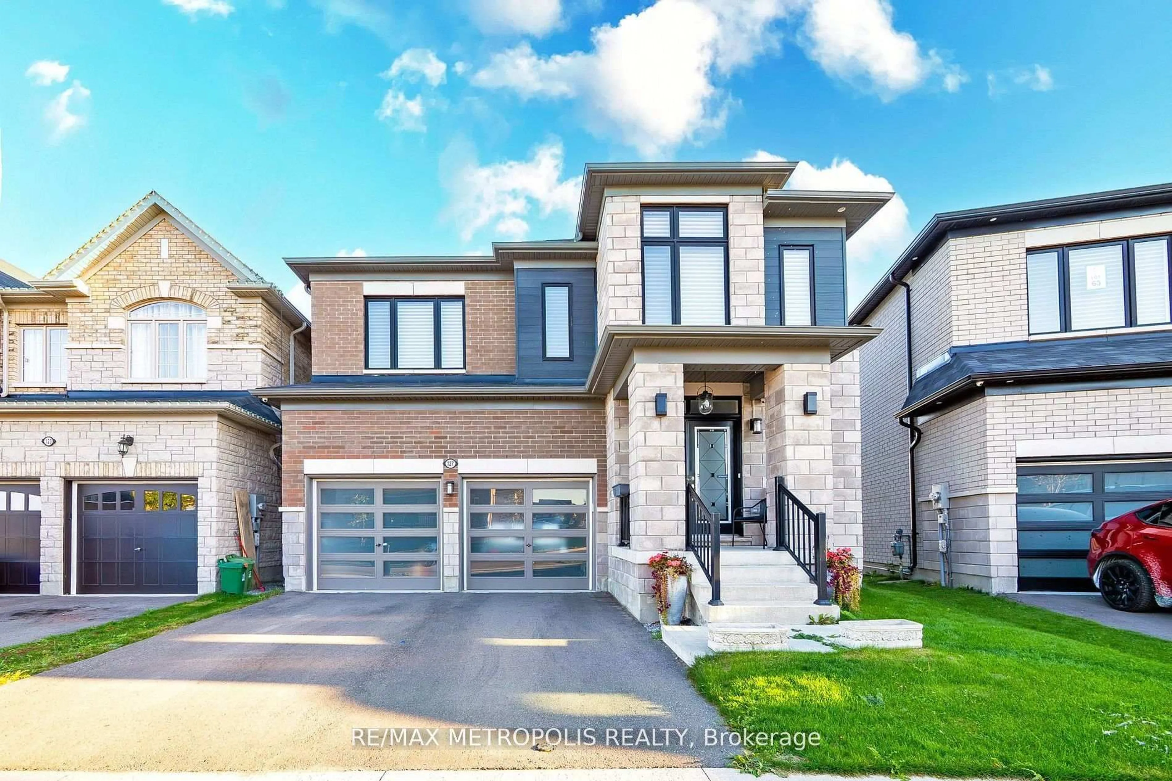 Home with brick exterior material, street for 127 Mcphail Ave, Clarington Ontario L1C 7H2