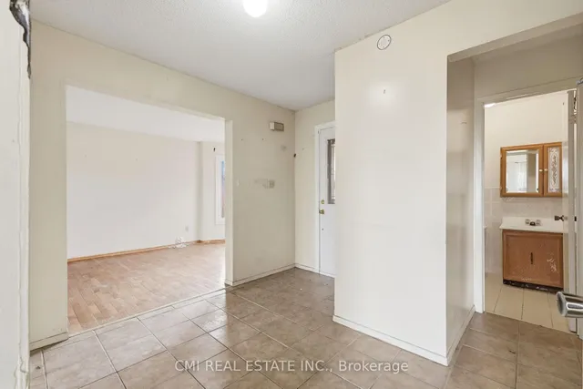 2275 Chapman Crt, Pickering 3