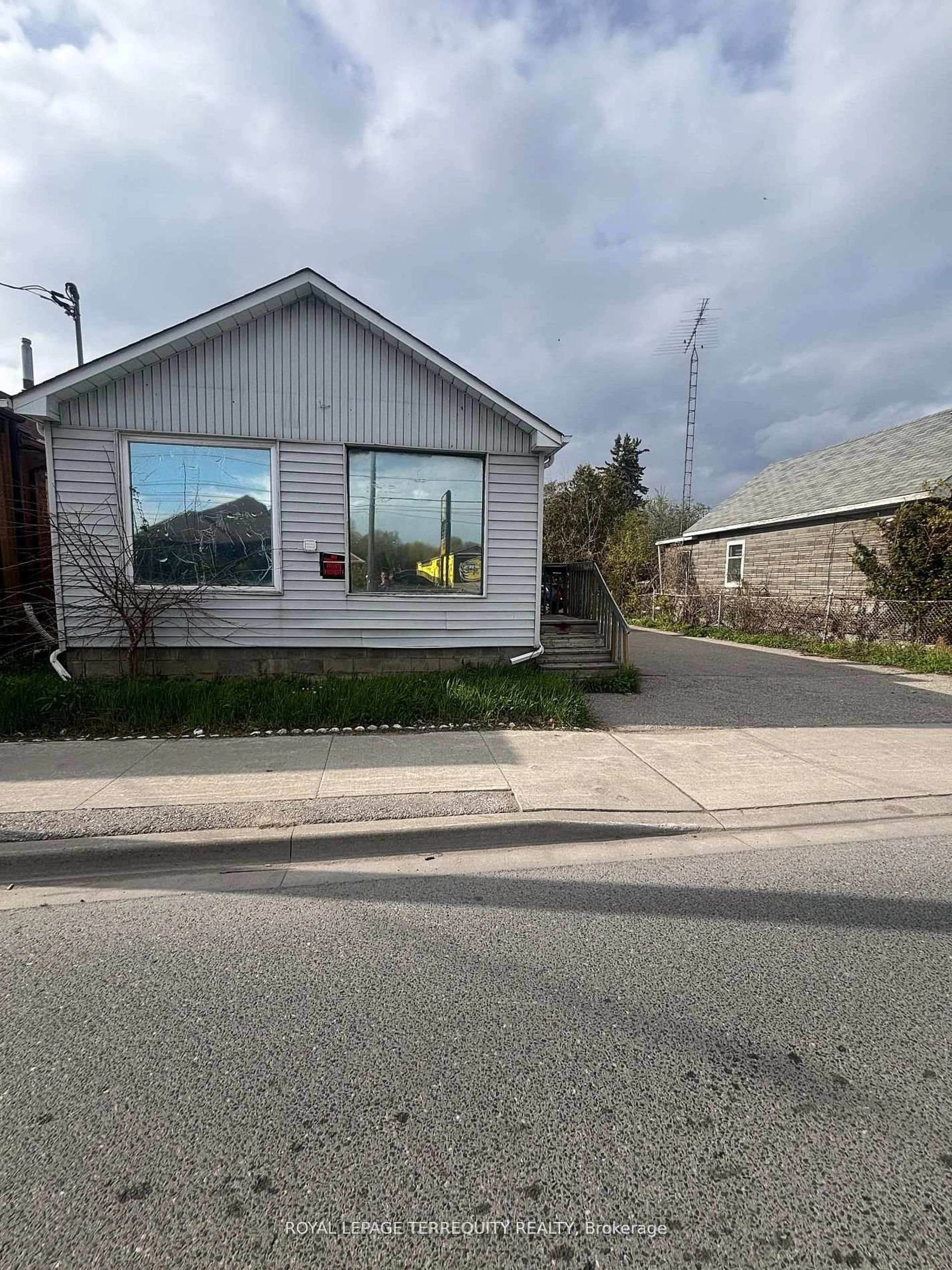 Unknown for 252 Bloor St, Oshawa Ontario L1H 3M6