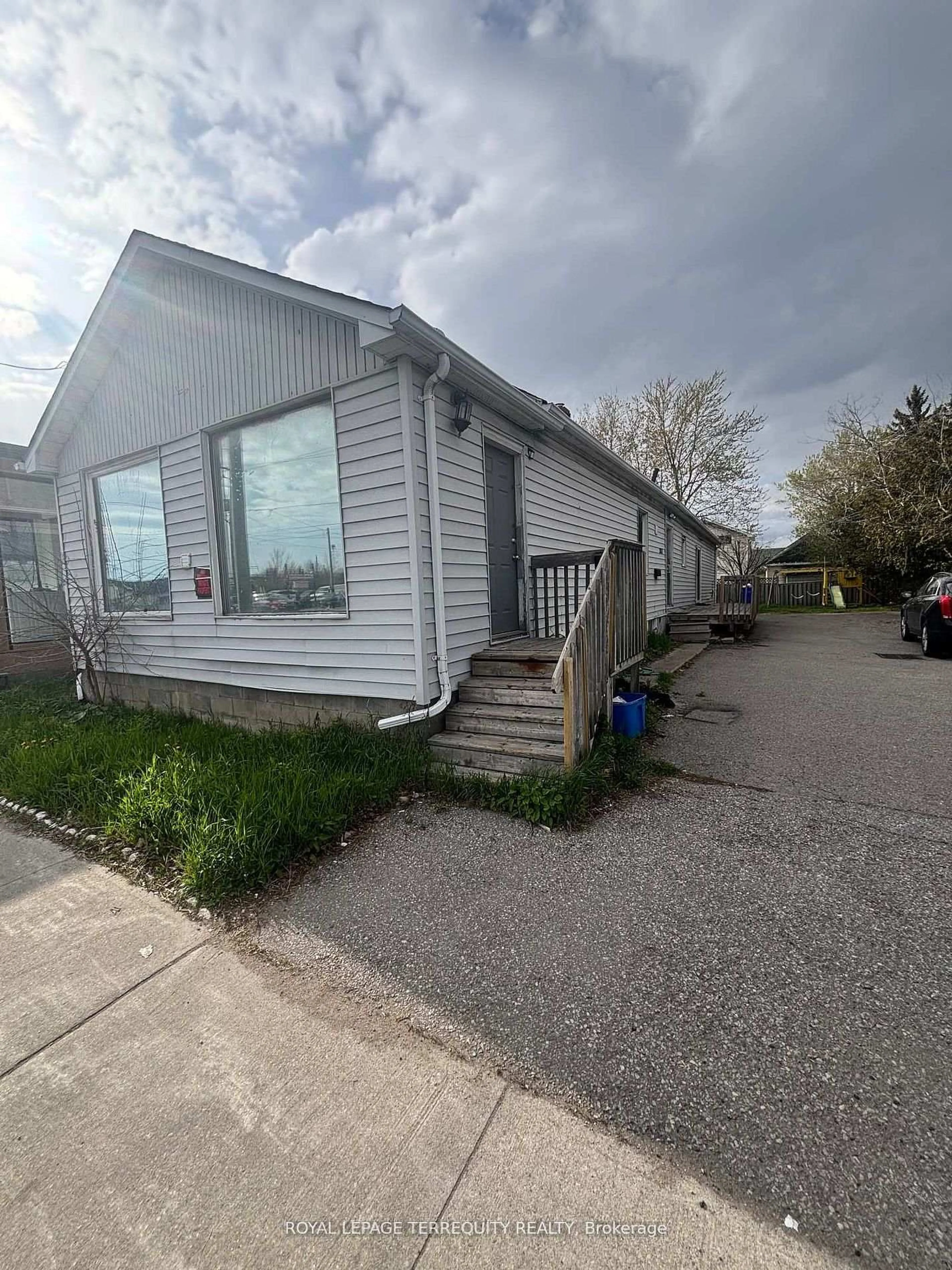 Home with vinyl exterior material, street for 252 Bloor St, Oshawa Ontario L1H 3M6
