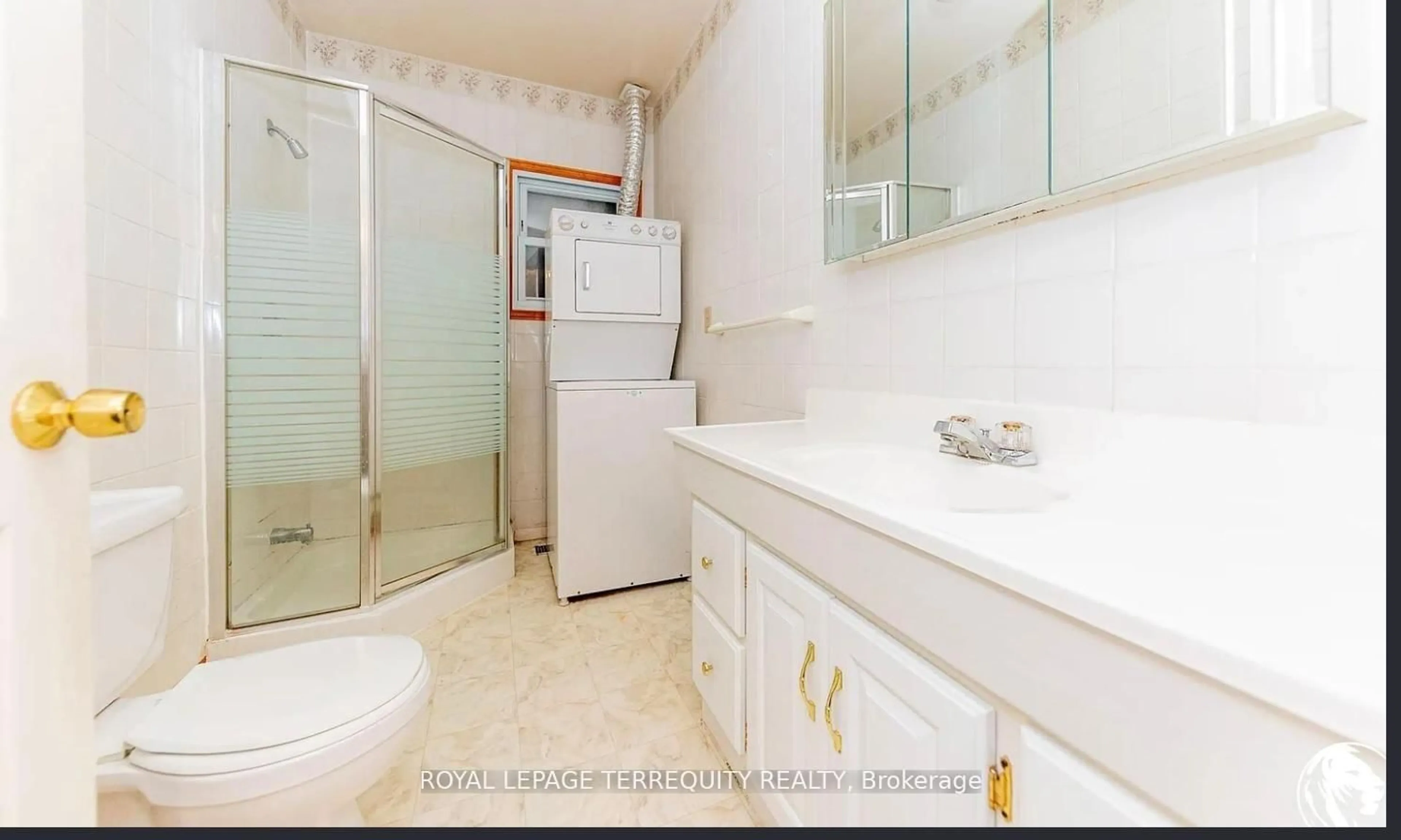 Standard bathroom, ceramic/tile floor for 252 Bloor St, Oshawa Ontario L1H 3M6