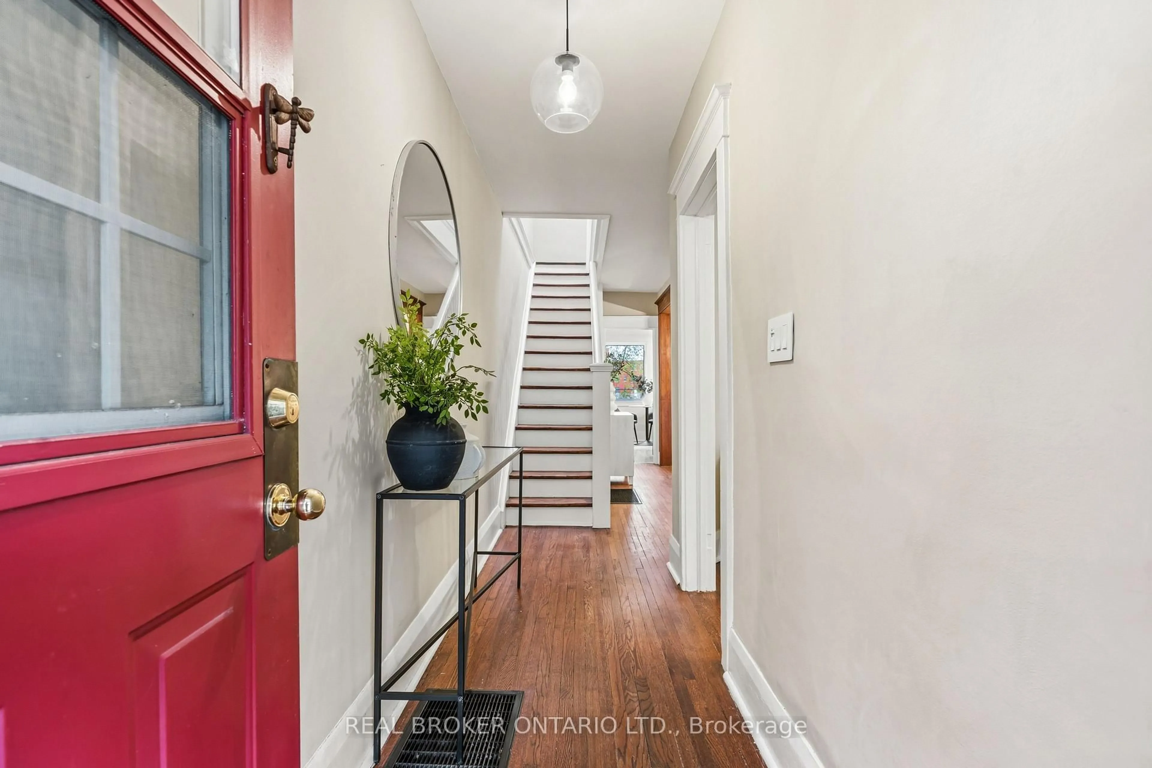 Indoor entryway for 136 Blantyre Ave, Toronto Ontario M1N 2R5