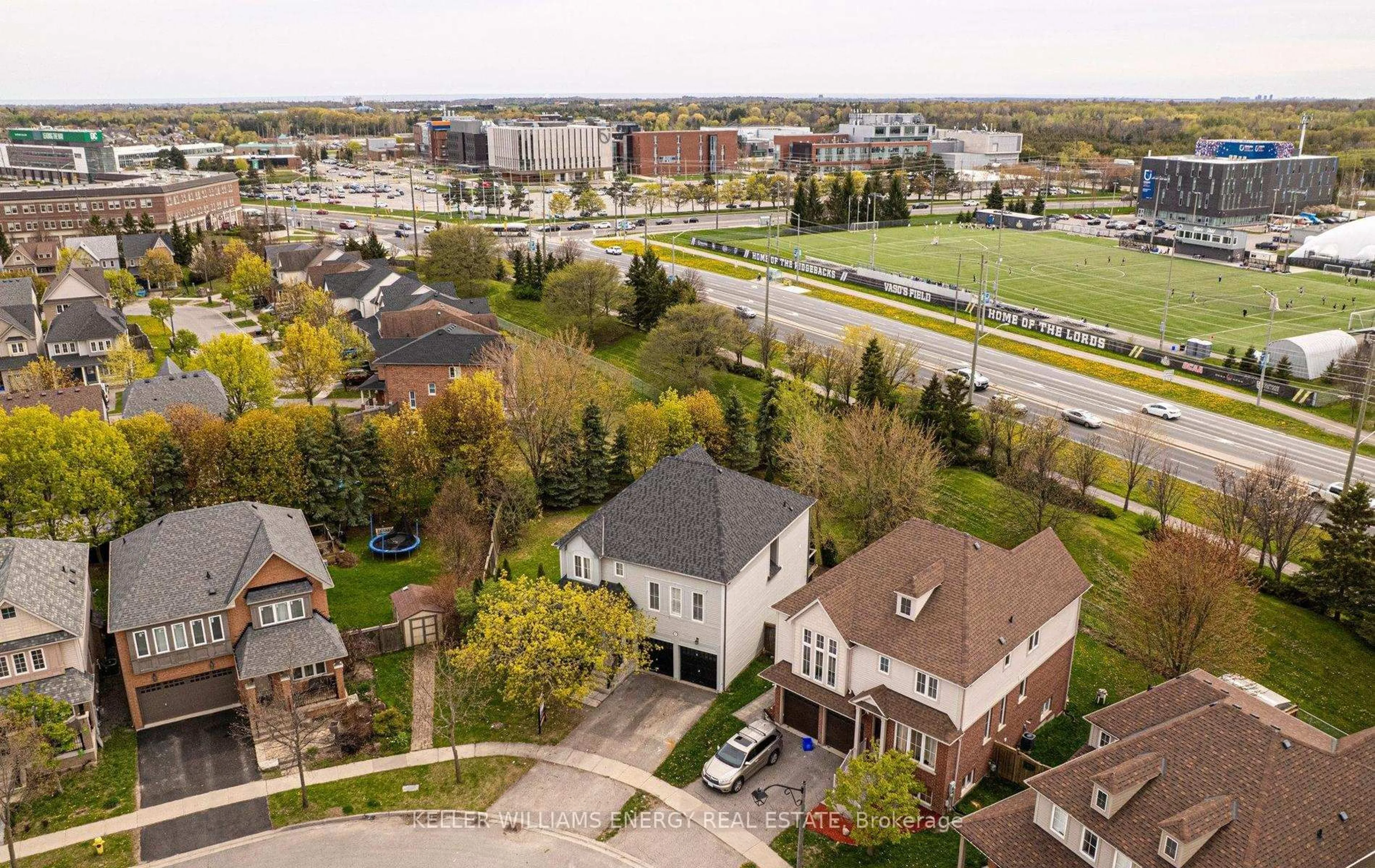 A pic from outside/outdoor area/front of a property/back of a property/a pic from drone, city buildings view from balcony for 105 Woodbine Pl, Oshawa Ontario L1L 1C5