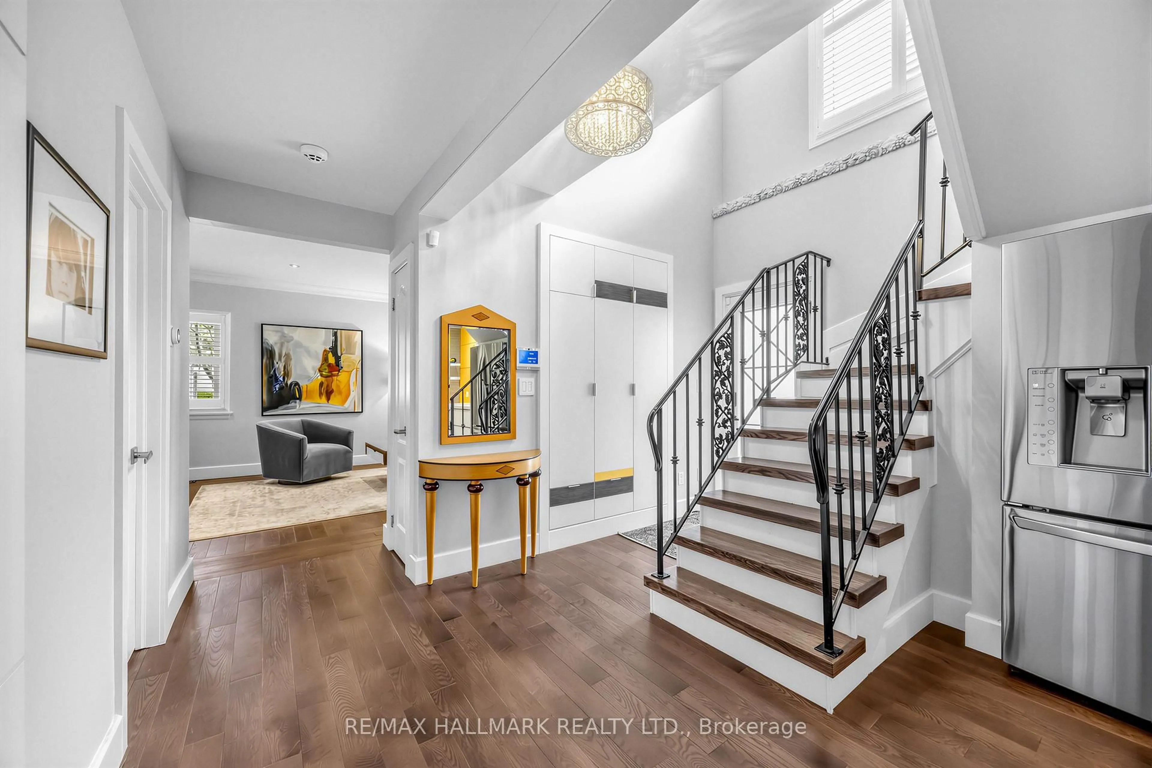 Indoor entryway for 86 Binswood Ave, Toronto Ontario M4C 3N9