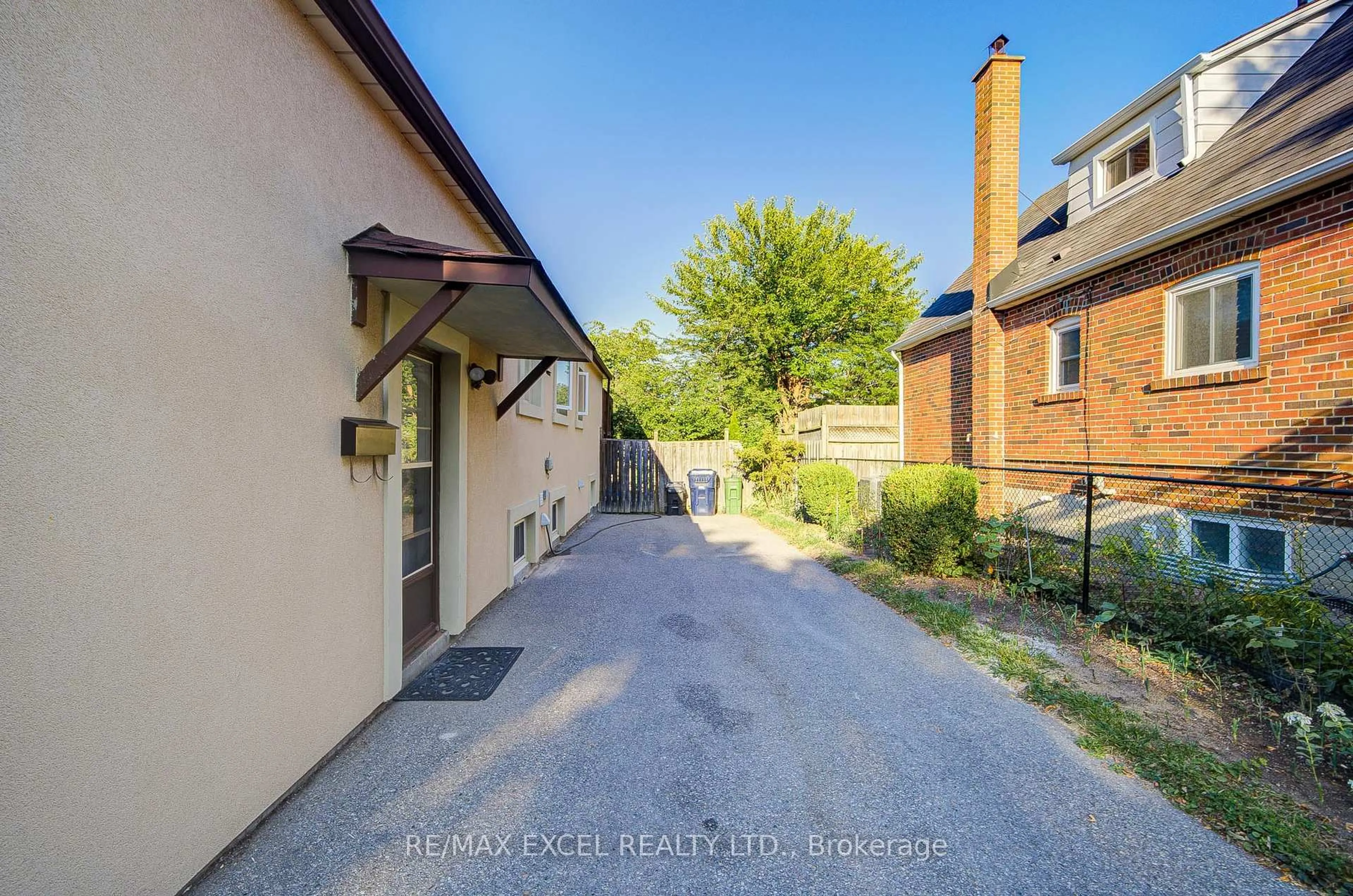 A pic from outside/outdoor area/front of a property/back of a property/a pic from drone, street for 71 Vauxhall Dr, Toronto Ontario M1P 1R1