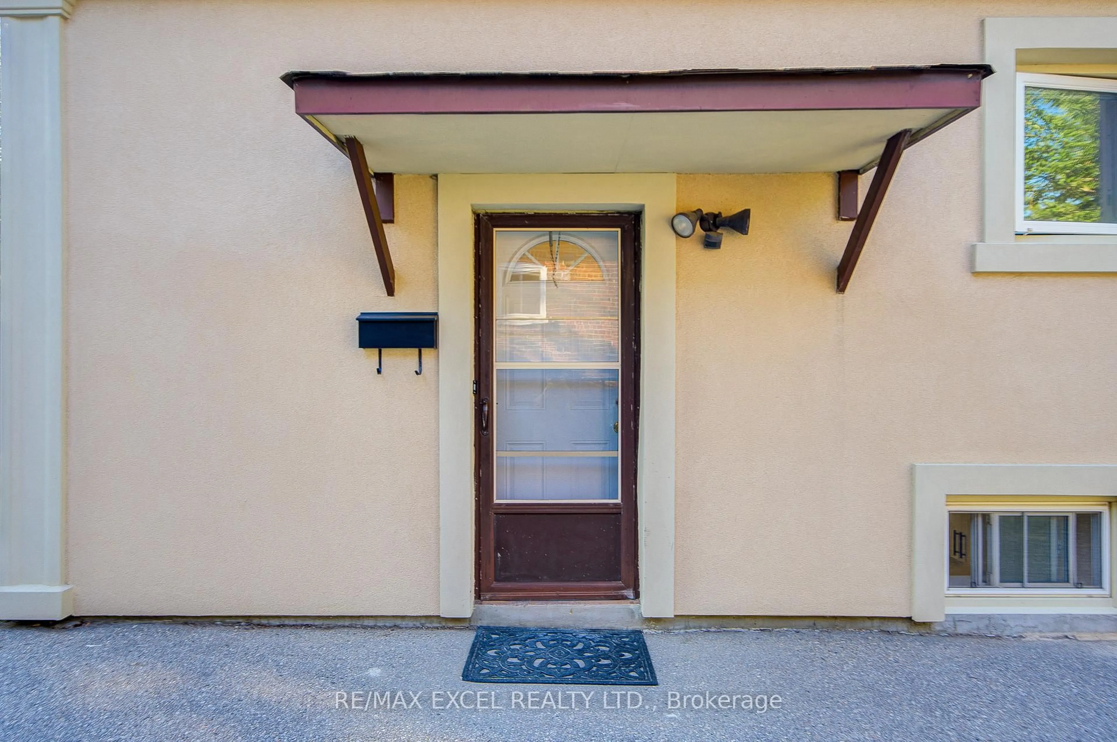 Indoor entryway for 71 Vauxhall Dr, Toronto Ontario M1P 1R1