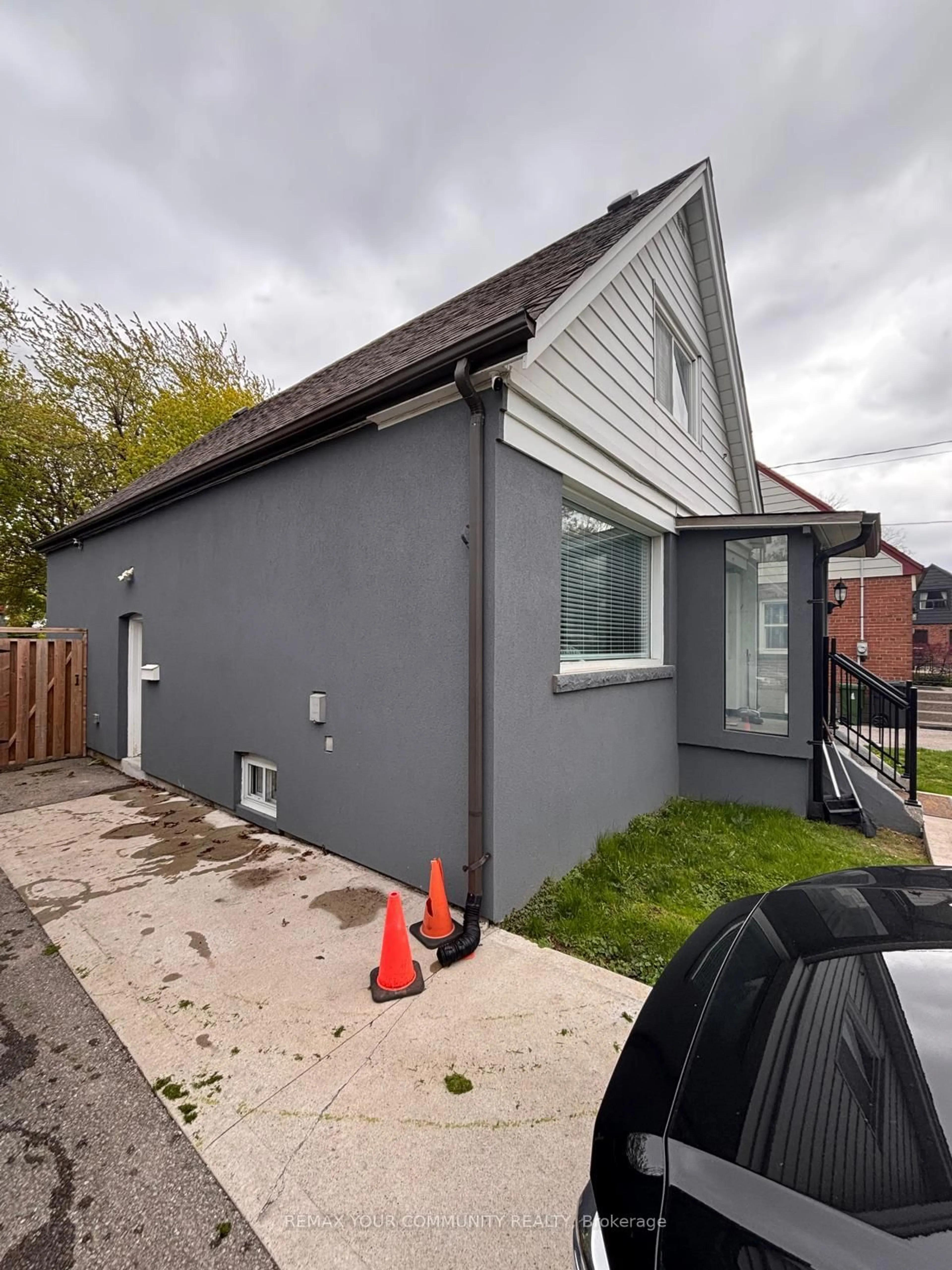 A pic from outside/outdoor area/front of a property/back of a property/a pic from drone, street for 43 SOUTHMEAD Rd, Toronto Ontario M1L 2H9