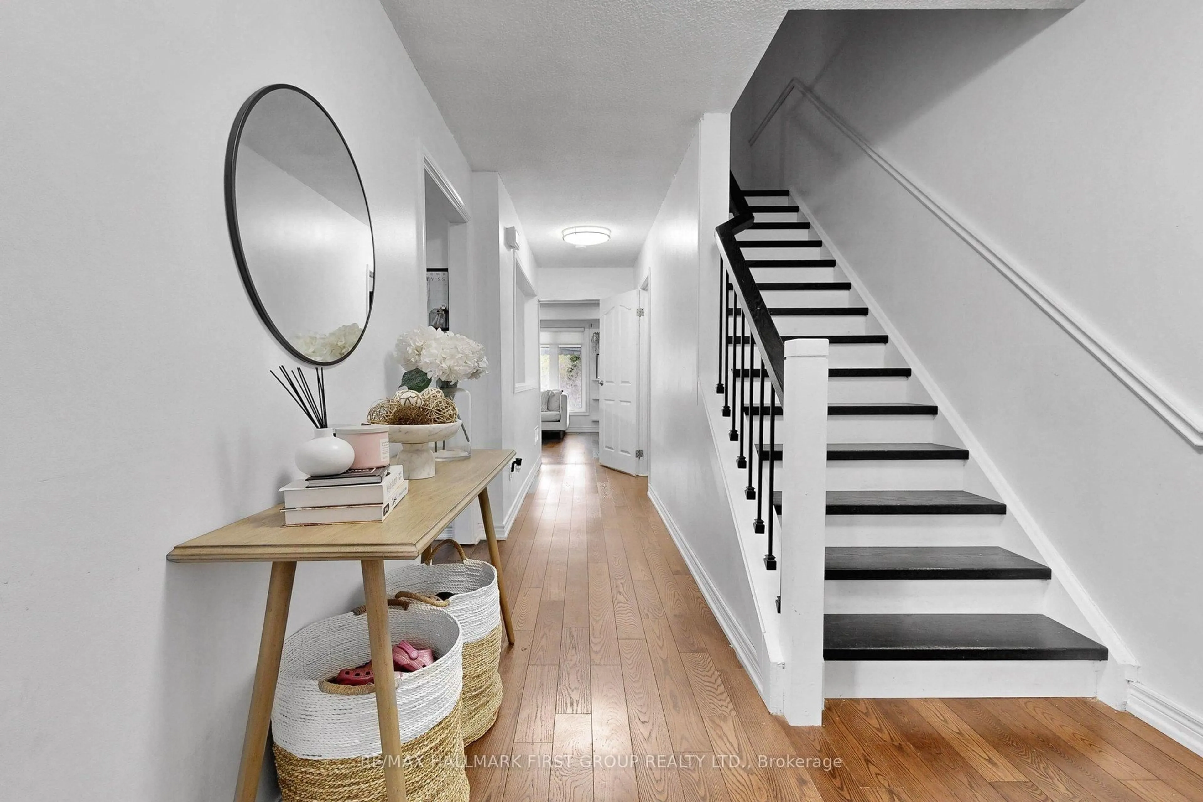 Indoor entryway for 504 Camelot Dr, Oshawa Ontario L1K 1K2