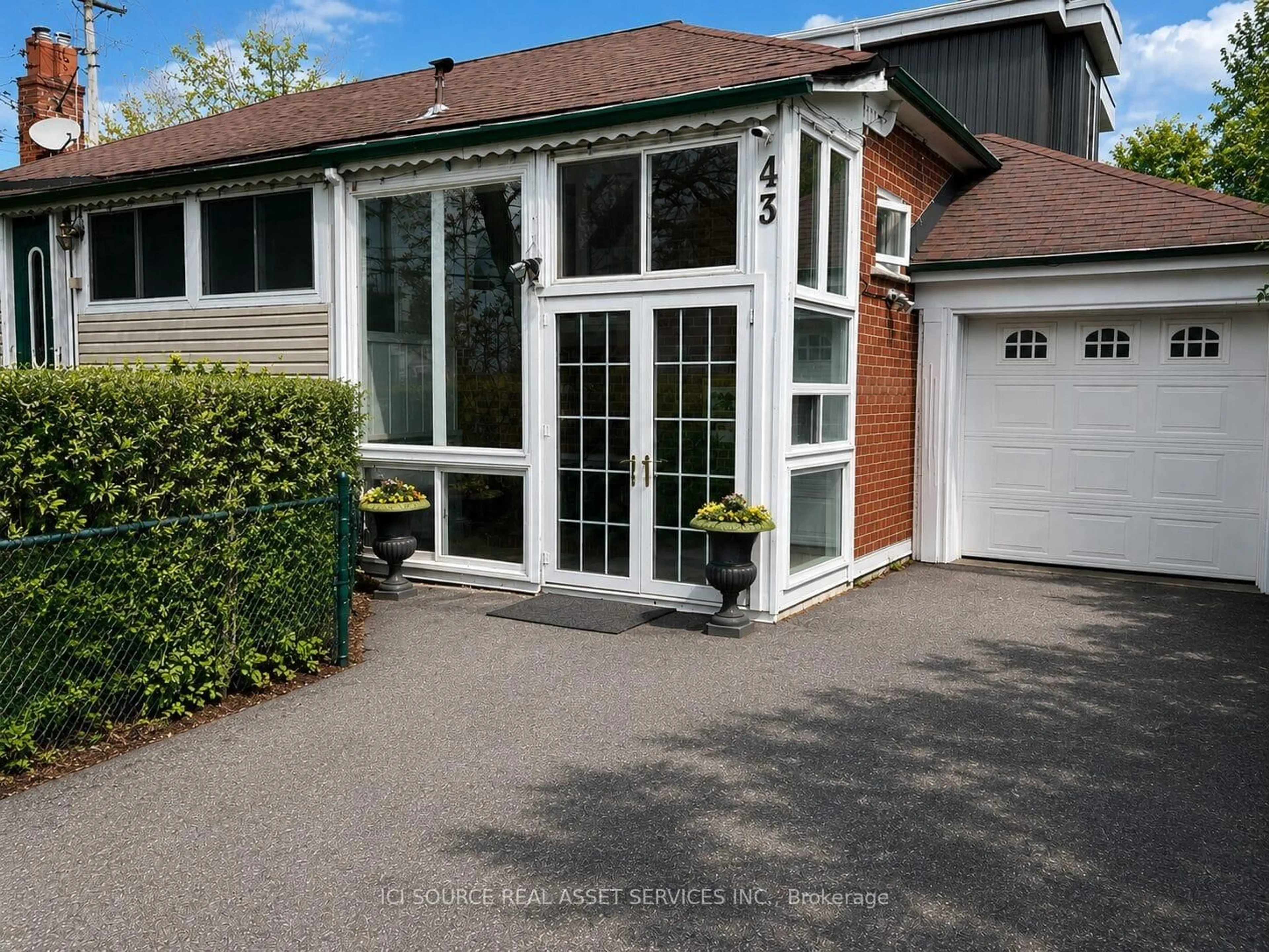 A pic from outside/outdoor area/front of a property/back of a property/a pic from drone, street for 43 Ridgemoor Ave, Toronto Ontario M1N 1M5