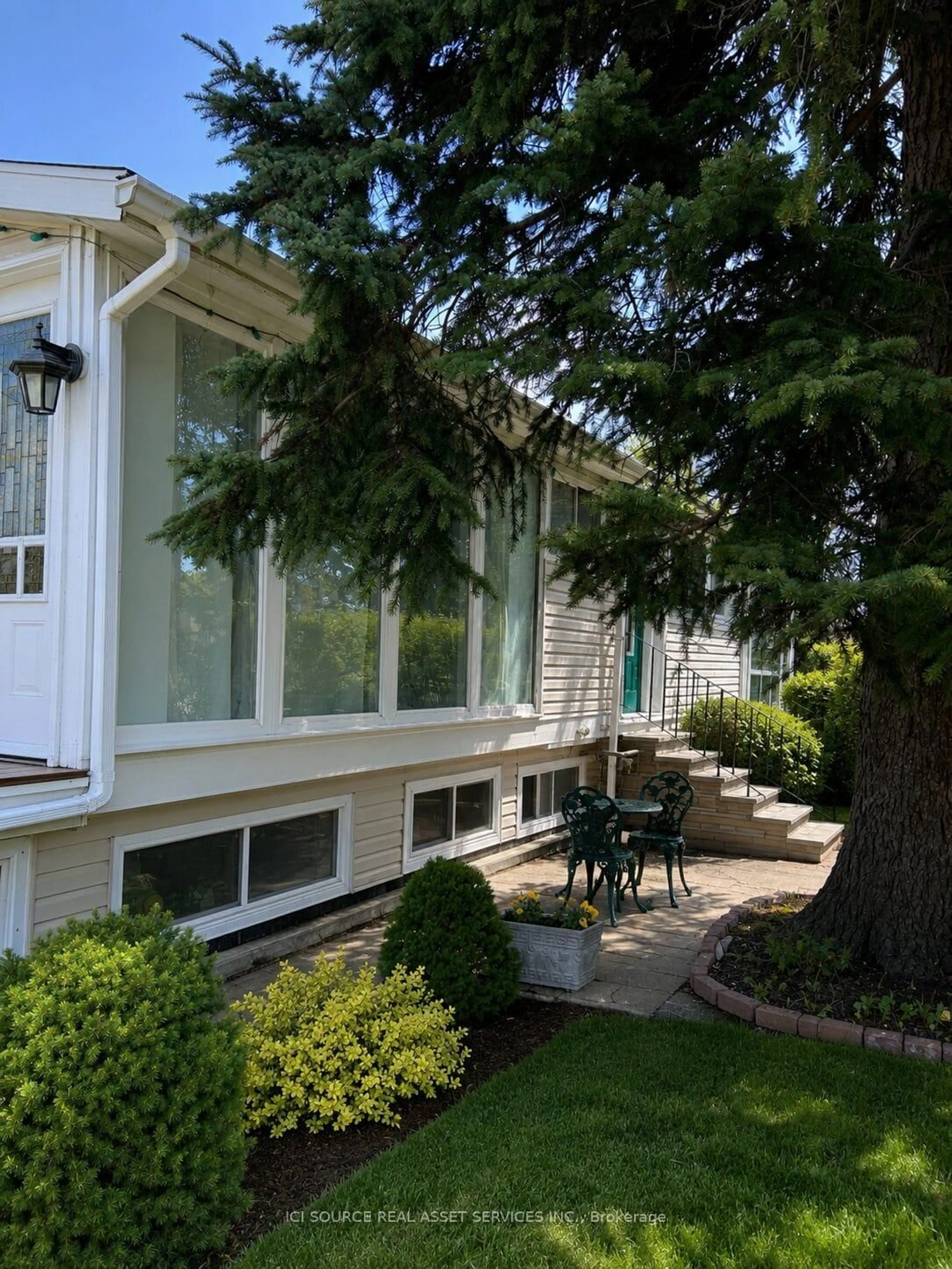 Home with vinyl exterior material, street for 43 Ridgemoor Ave, Toronto Ontario M1N 1M5