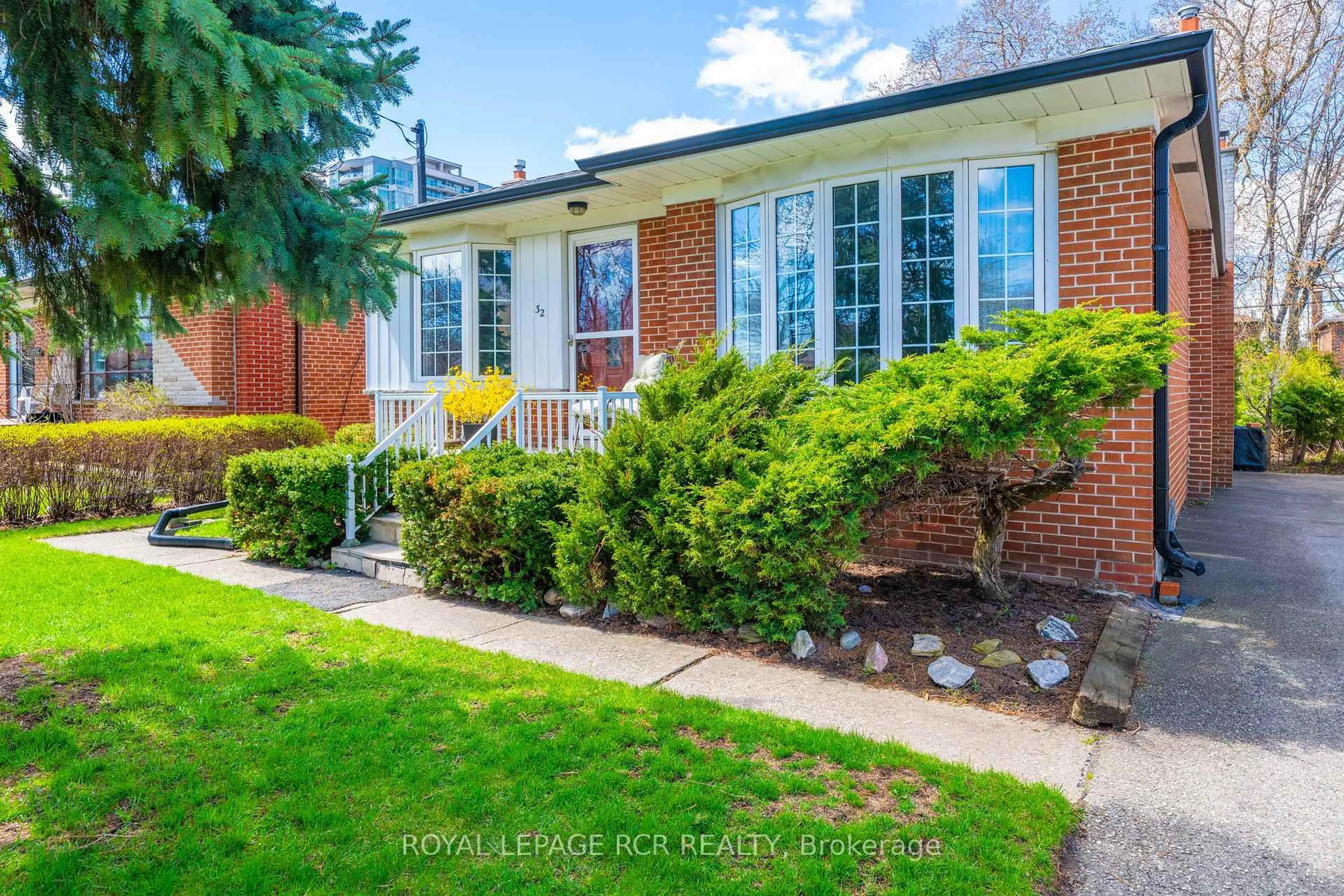 Home with brick exterior material, street for 32 Beacon Rd, Toronto Ontario M1P 1G7