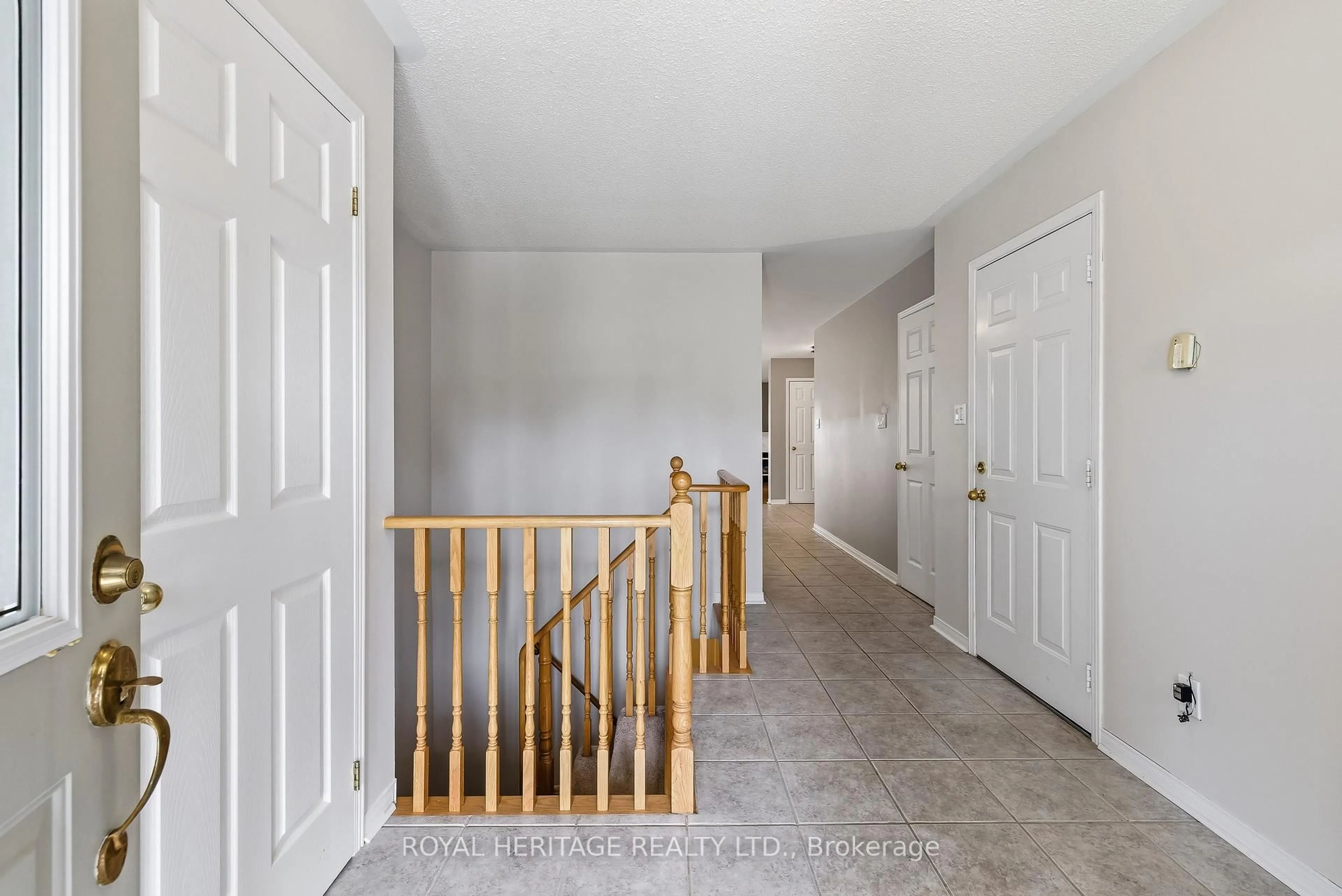 Indoor entryway for 19 Fitzpatrick Crt, Whitby Ontario L1M 2G9