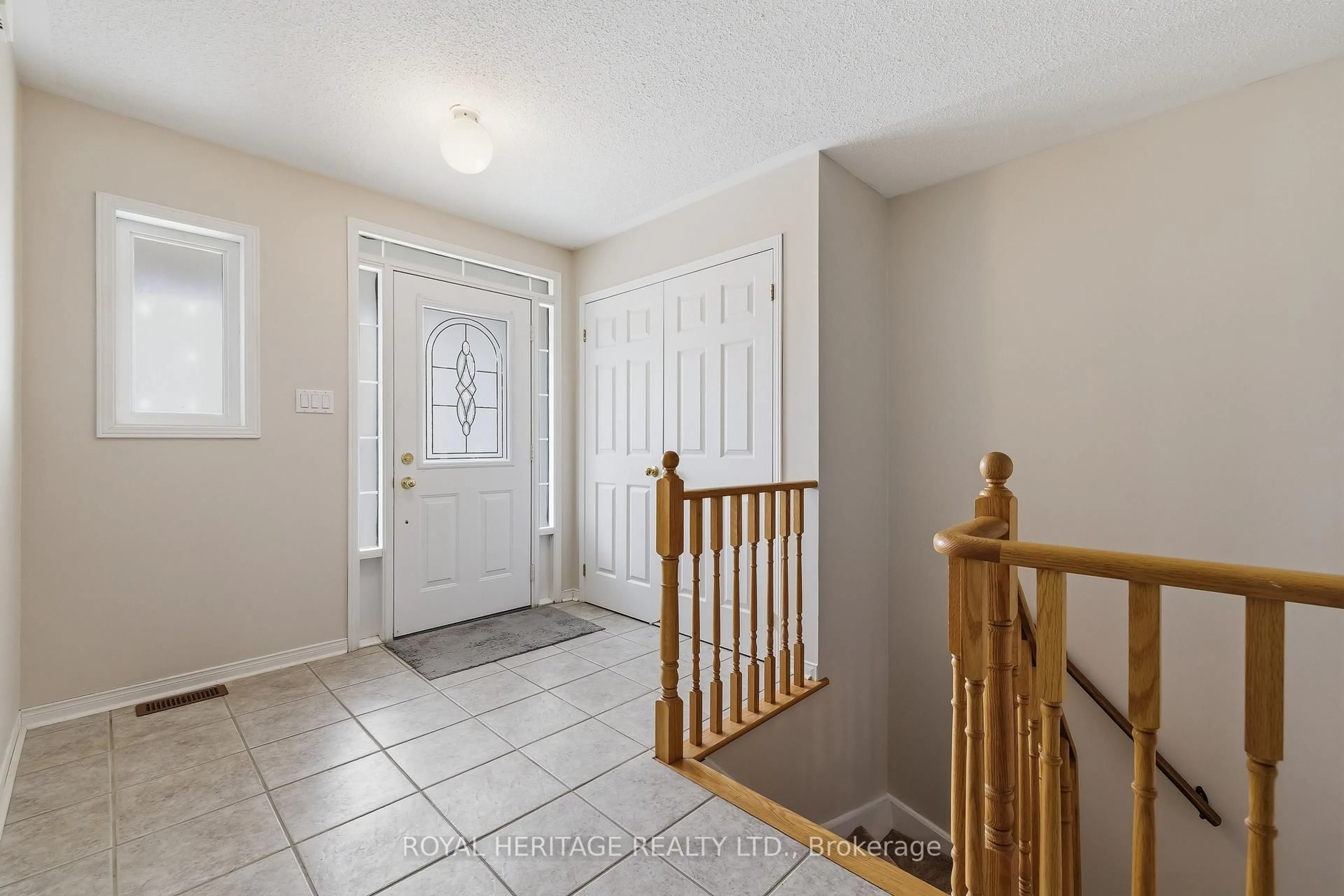 Indoor entryway for 19 Fitzpatrick Crt, Whitby Ontario L1M 2G9