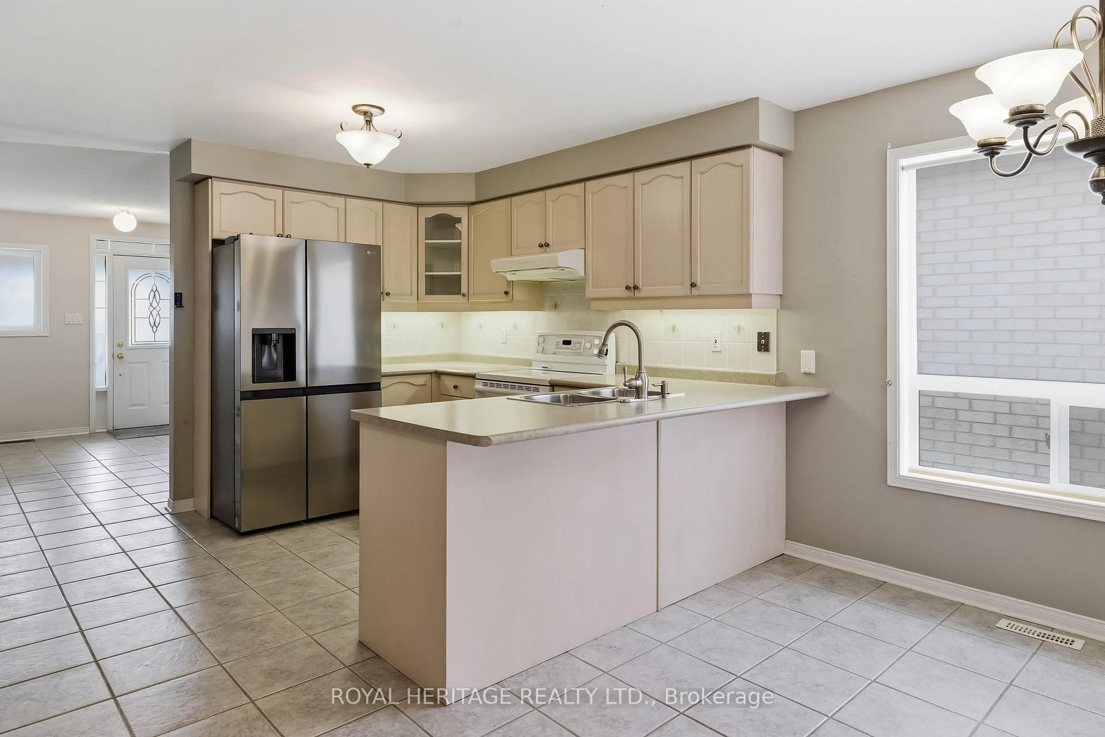Open concept kitchen, ceramic/tile floor for 19 Fitzpatrick Crt, Whitby Ontario L1M 2G9