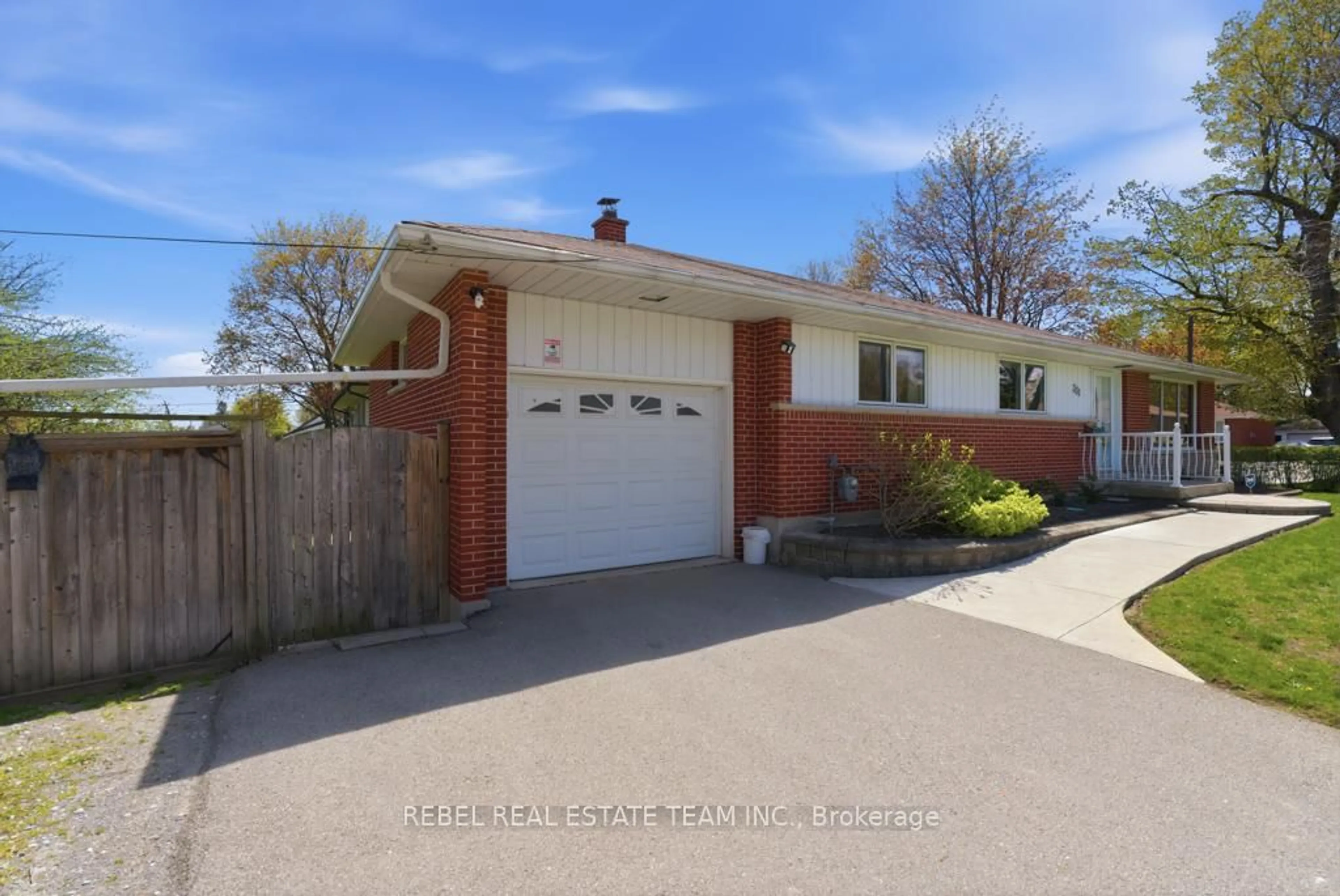 Home with brick exterior material, street for 331 Walmer Rd, Oshawa Ontario L1J 2Z6
