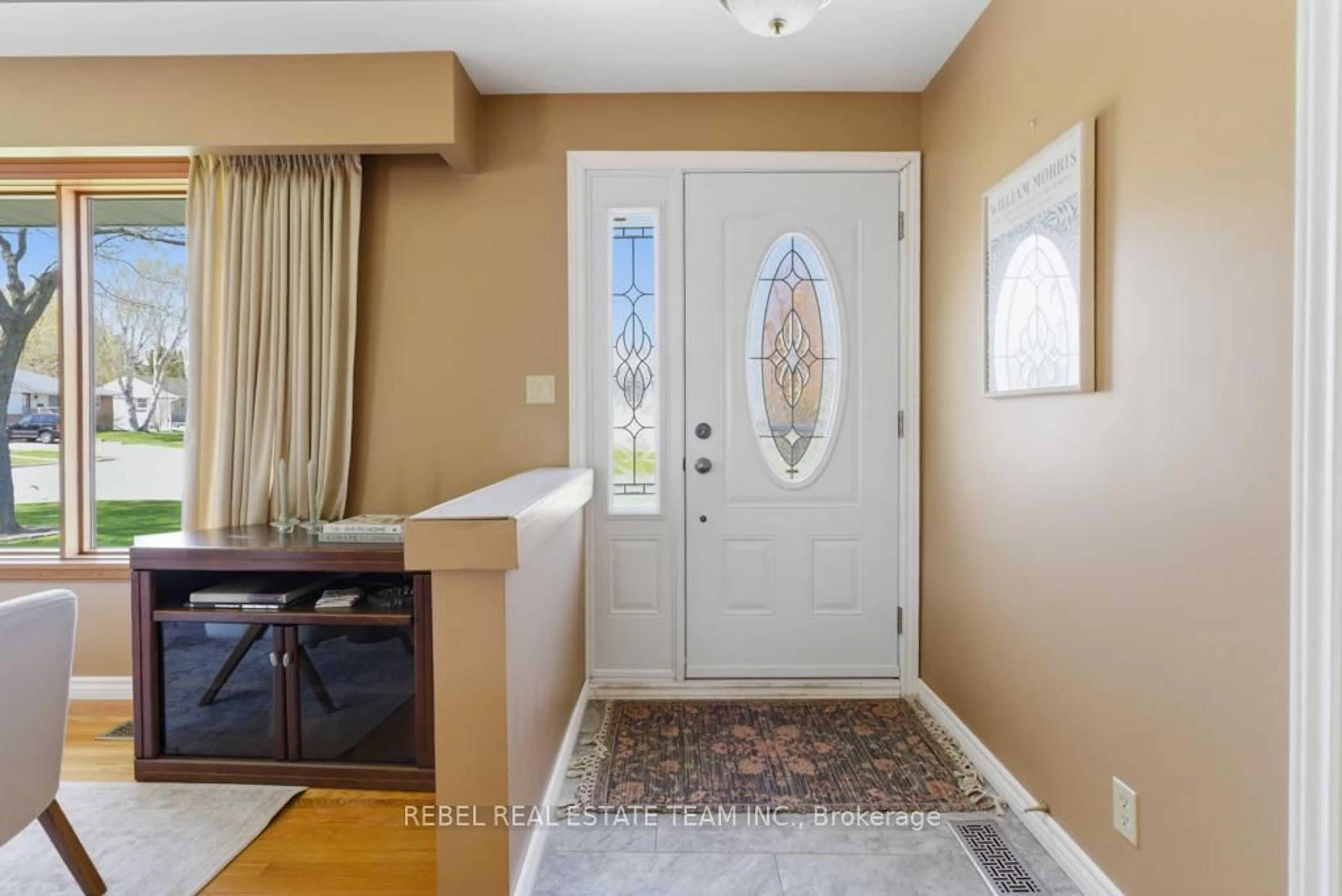 Indoor entryway for 331 Walmer Rd, Oshawa Ontario L1J 2Z6