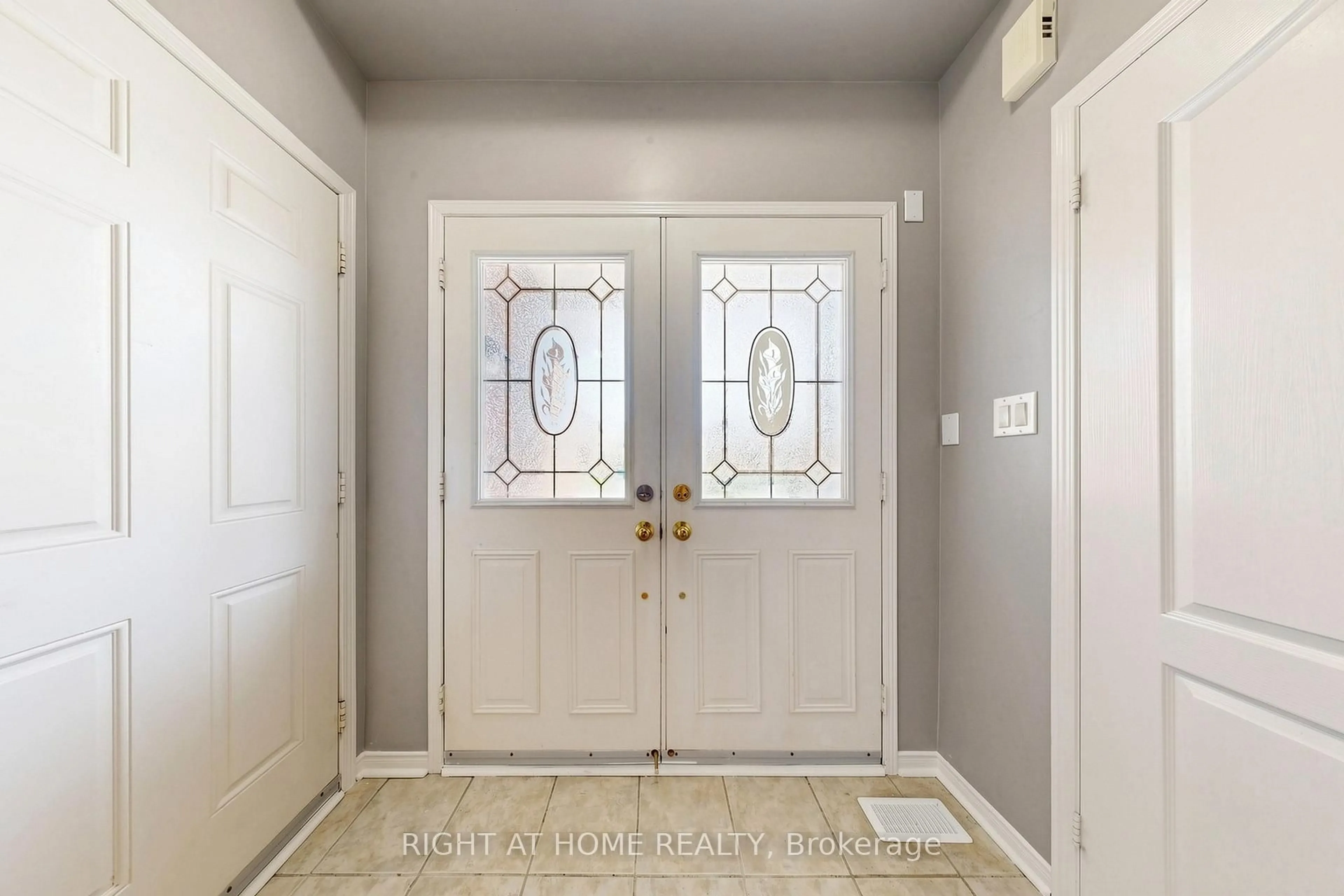 Indoor entryway for 648 Blackwood Blvd, Oshawa Ontario L1K 0G7