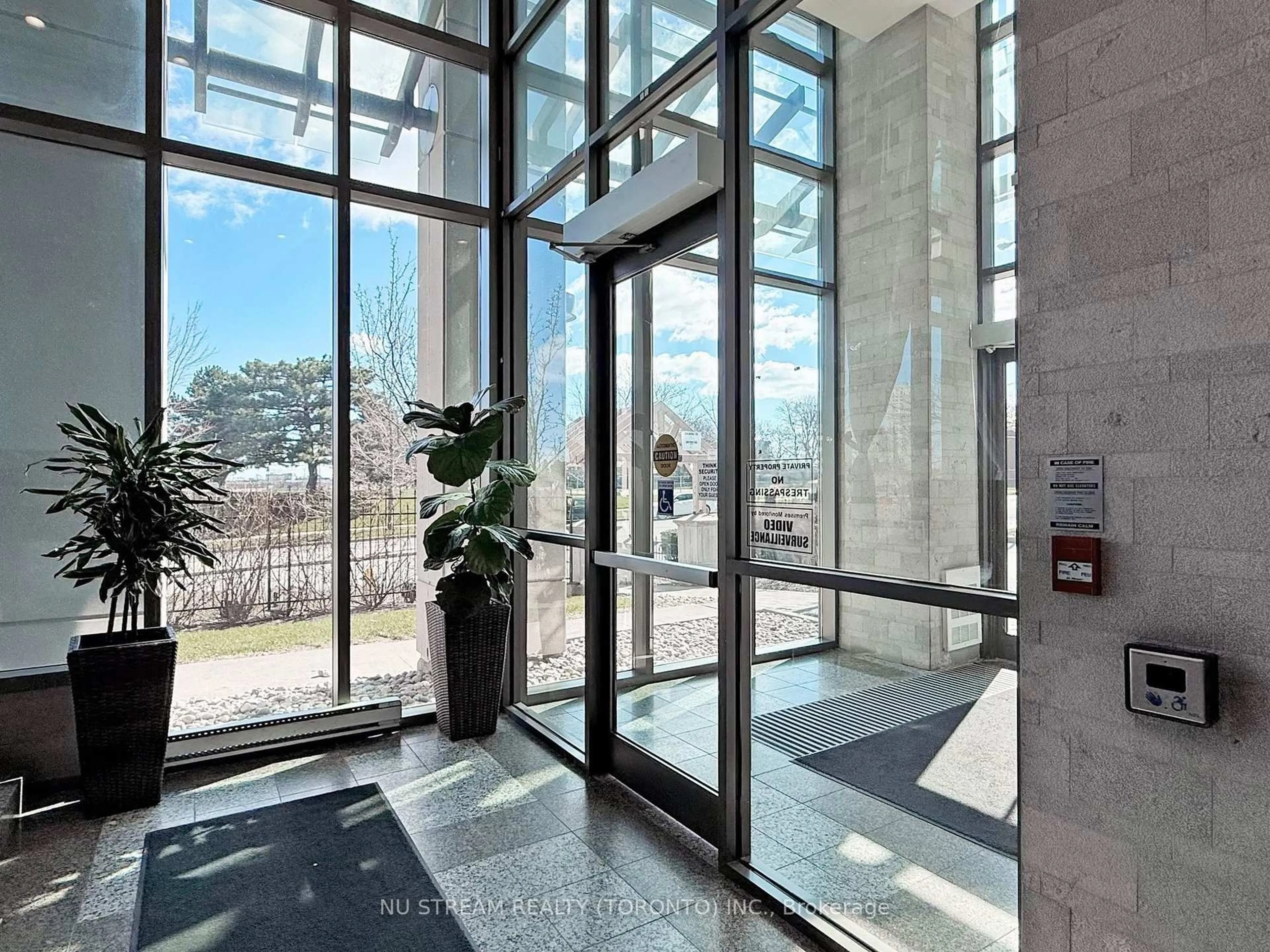 Indoor foyer for 88 Grangeway Ave #703, Toronto Ontario M1H 0A2