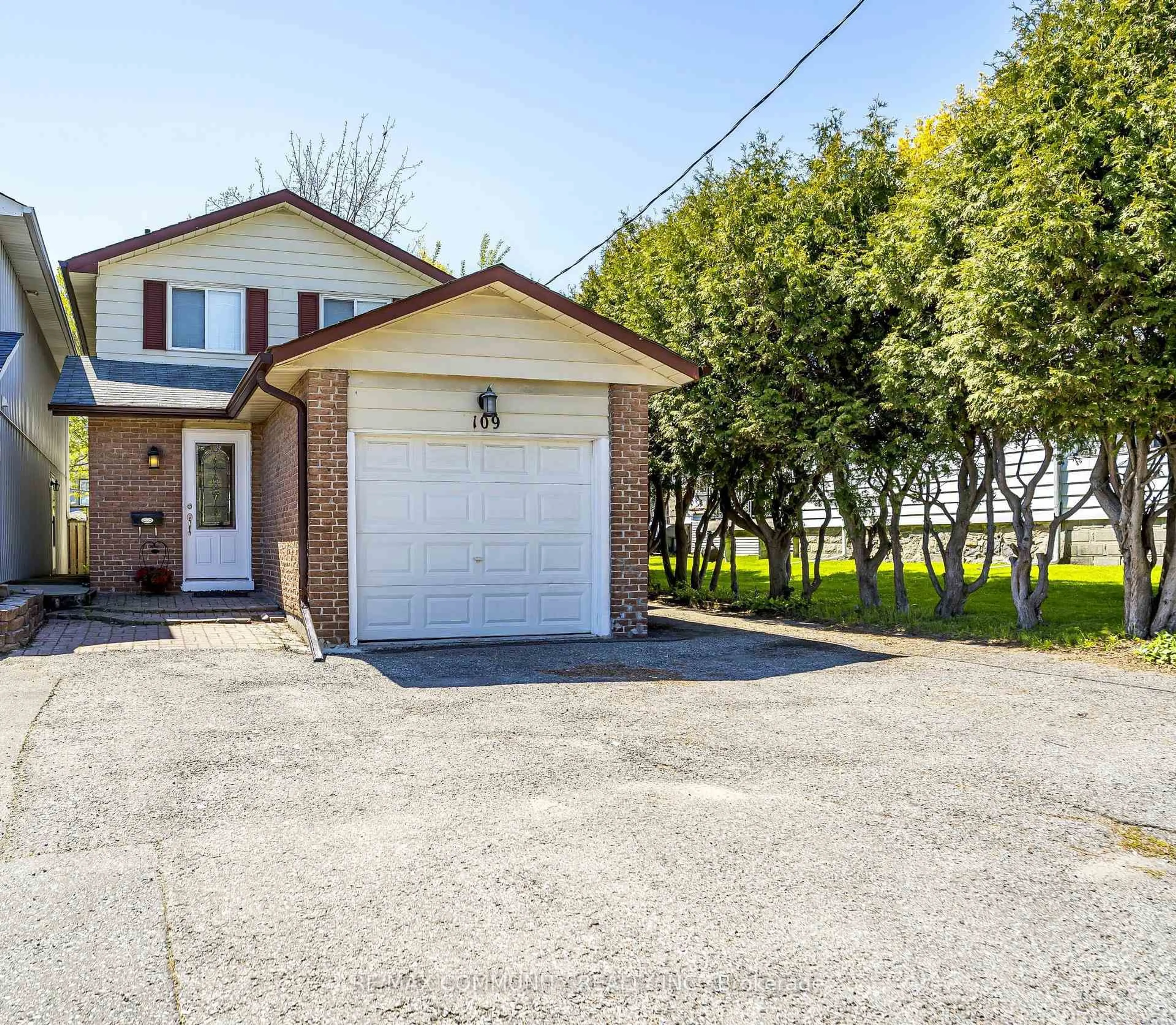 Home with brick exterior material, street for 109 Adelaide Ave, Oshawa Ontario L1G 1Z2