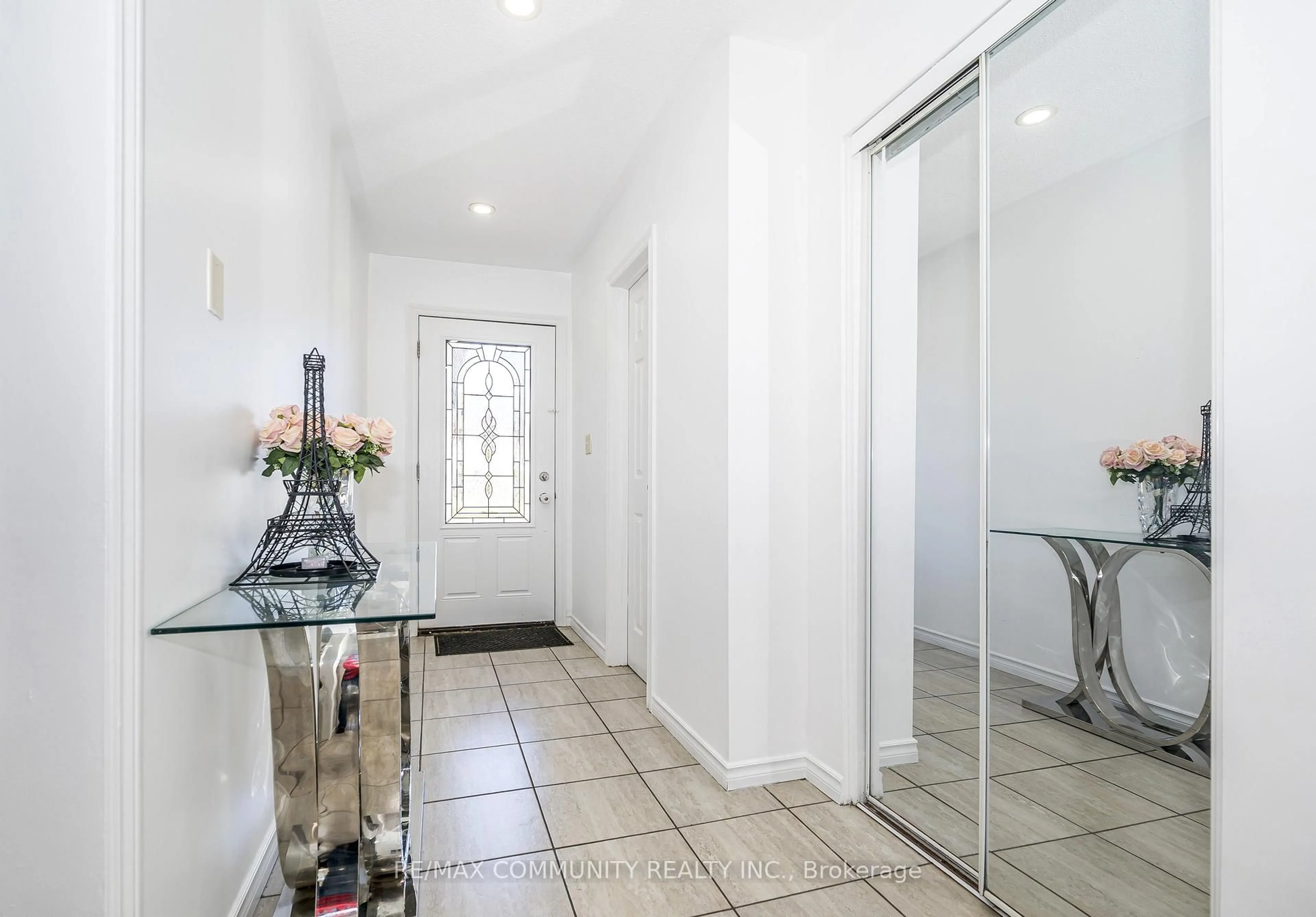 Indoor foyer for 109 Adelaide Ave, Oshawa Ontario L1G 1Z2