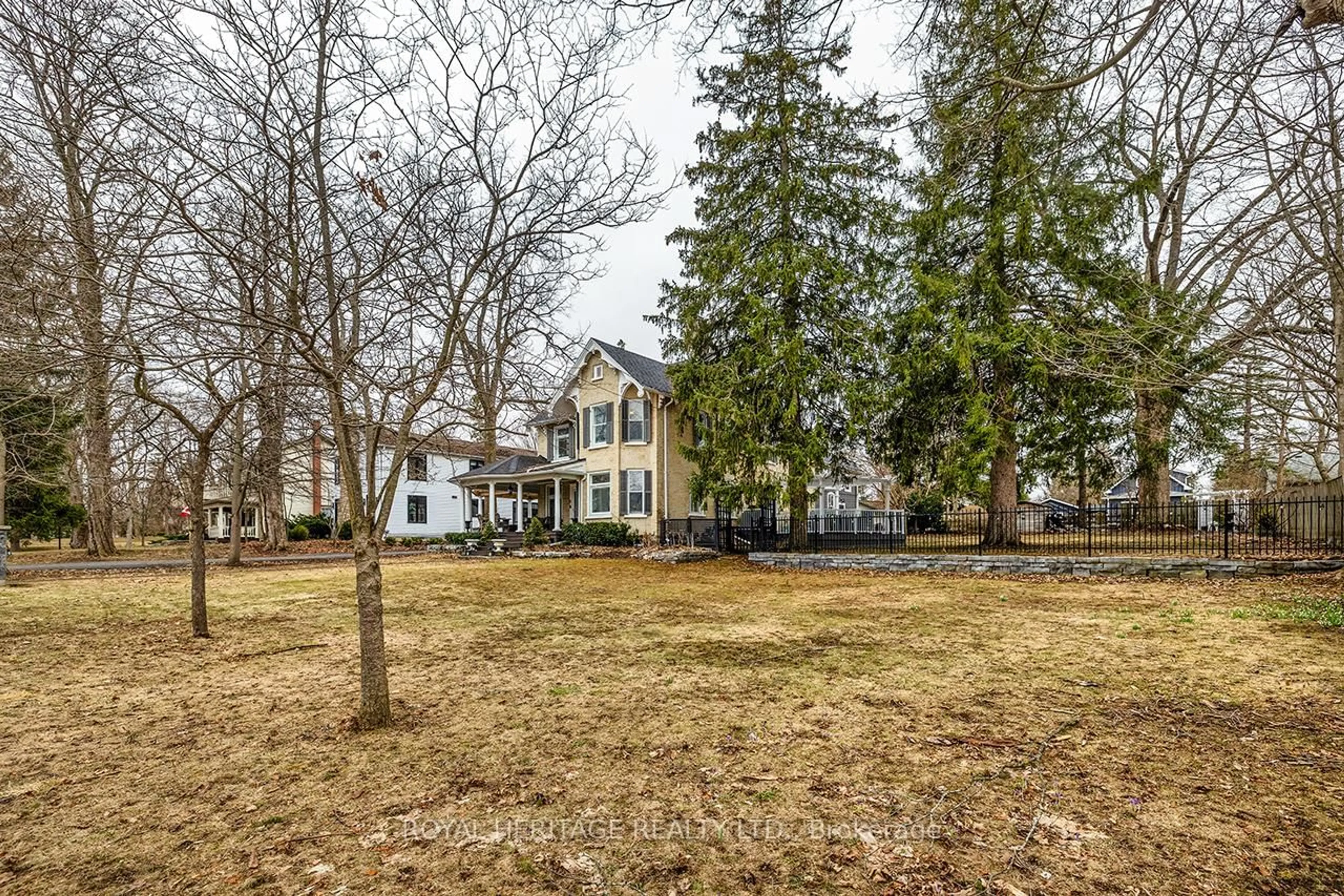 A pic from outside/outdoor area/front of a property/back of a property/a pic from drone, street for 220 Cochrane St, Scugog Ontario L9L 1M1