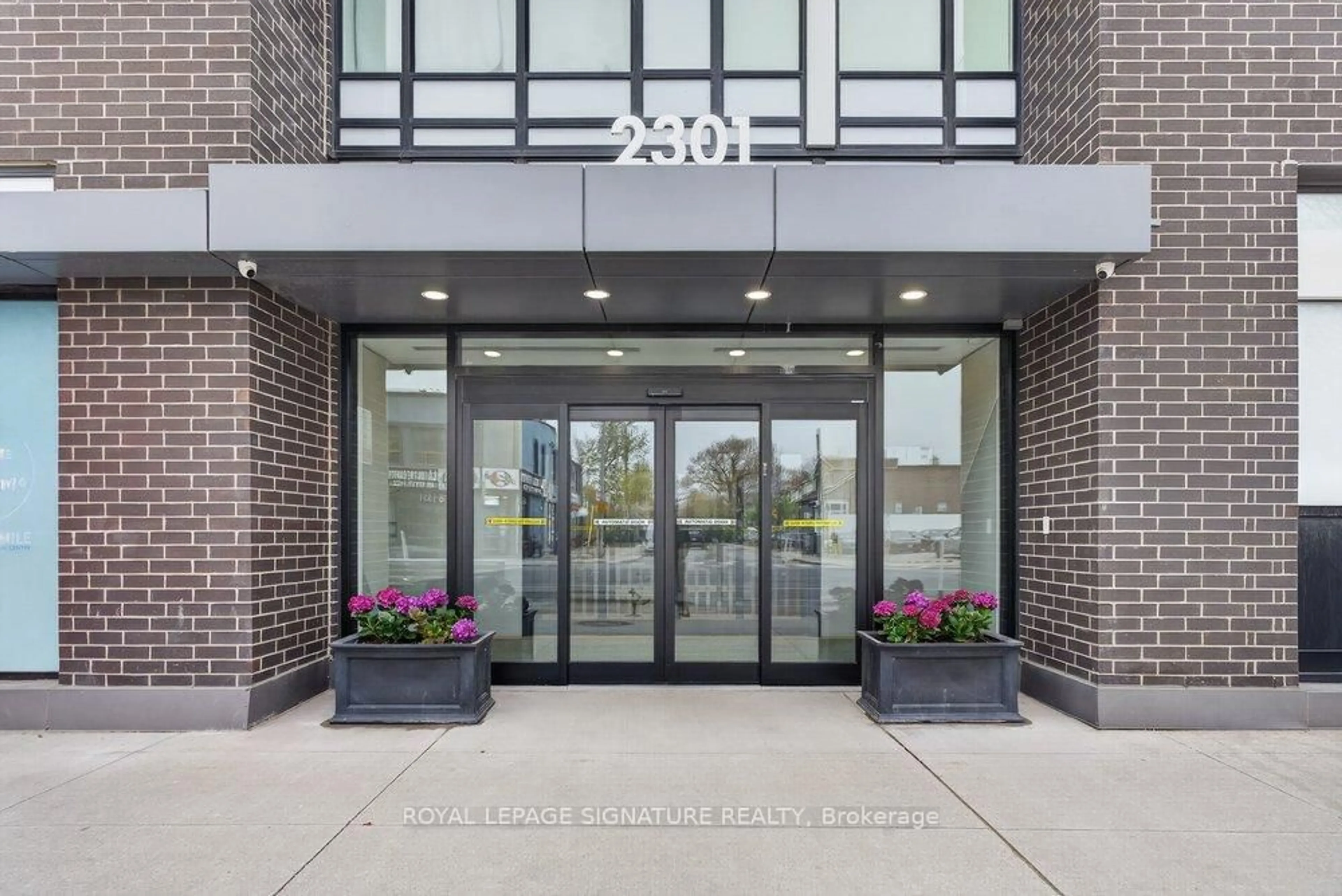 Indoor foyer for 2301 Danforth Ave #109, Toronto Ontario M4C 0A7
