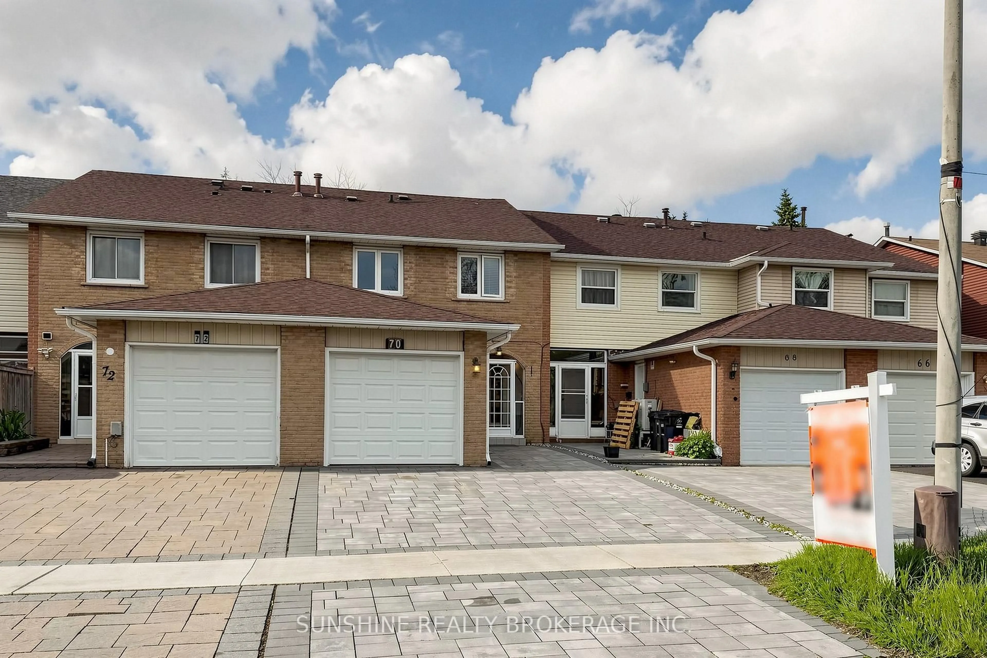 A pic from outside/outdoor area/front of a property/back of a property/a pic from drone, street for 70 Copperwood Sq, Toronto Ontario M1V 2C1