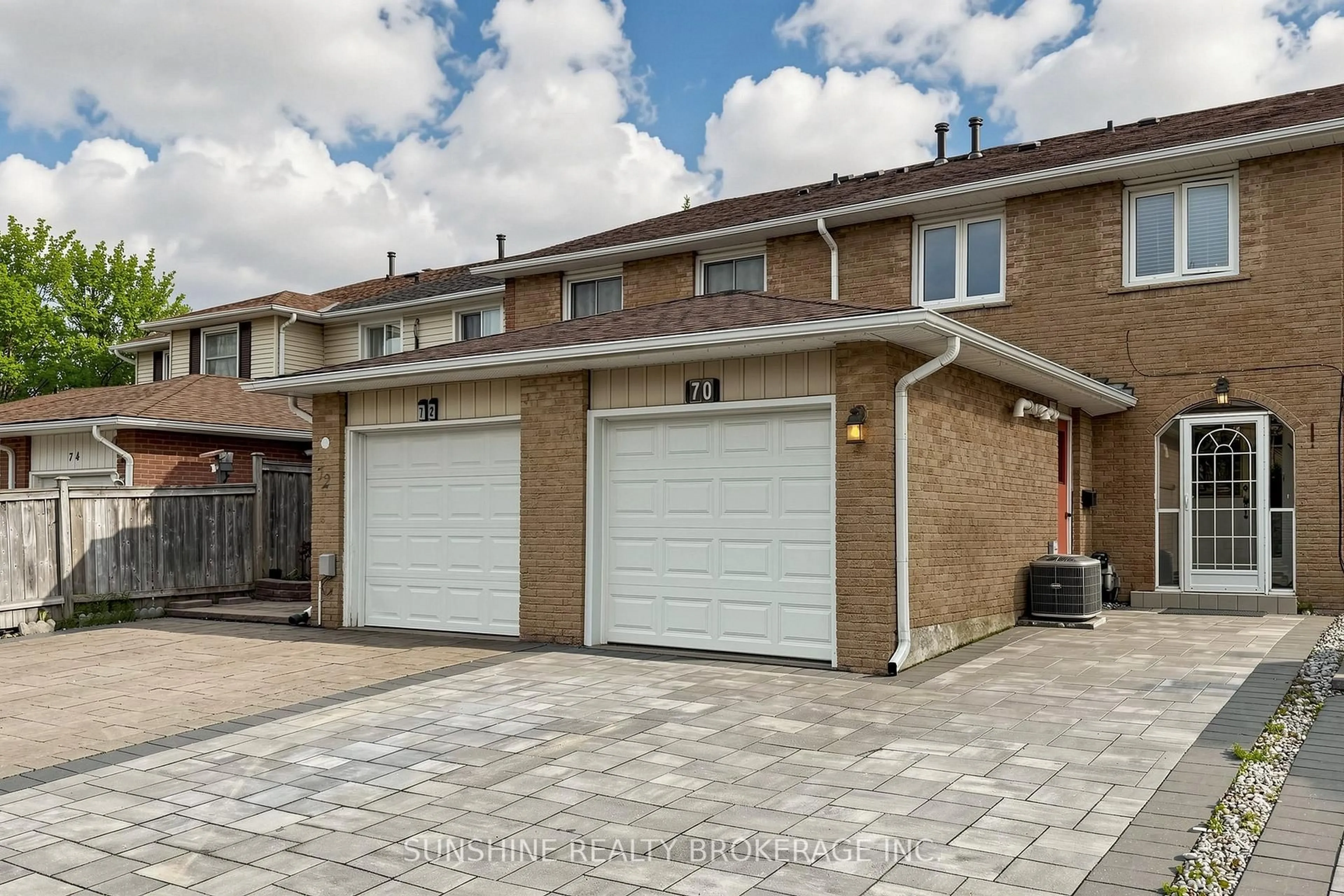 A pic from outside/outdoor area/front of a property/back of a property/a pic from drone, street for 70 Copperwood Sq, Toronto Ontario M1V 2C1