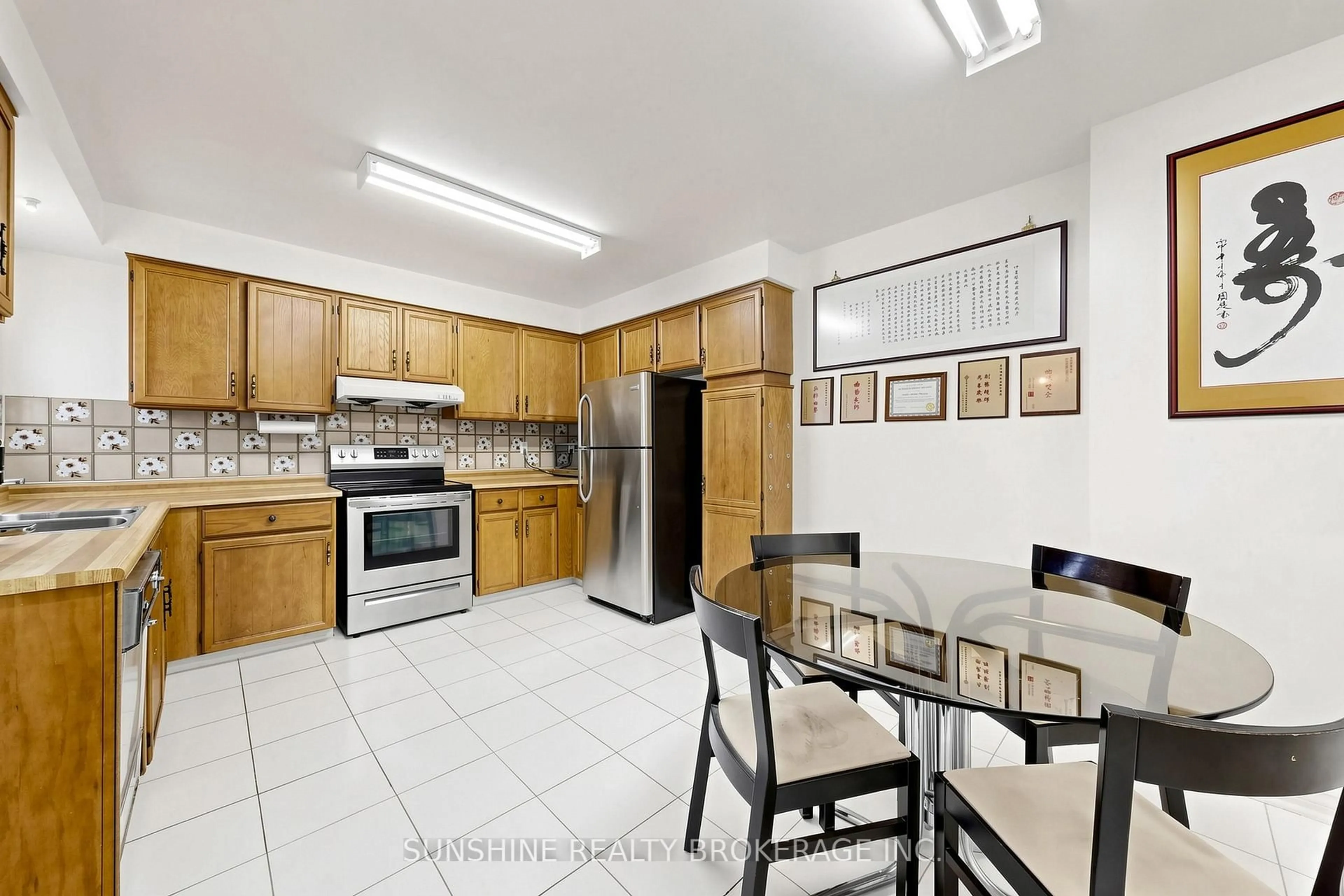 Standard kitchen, ceramic/tile floor for 70 Copperwood Sq, Toronto Ontario M1V 2C1