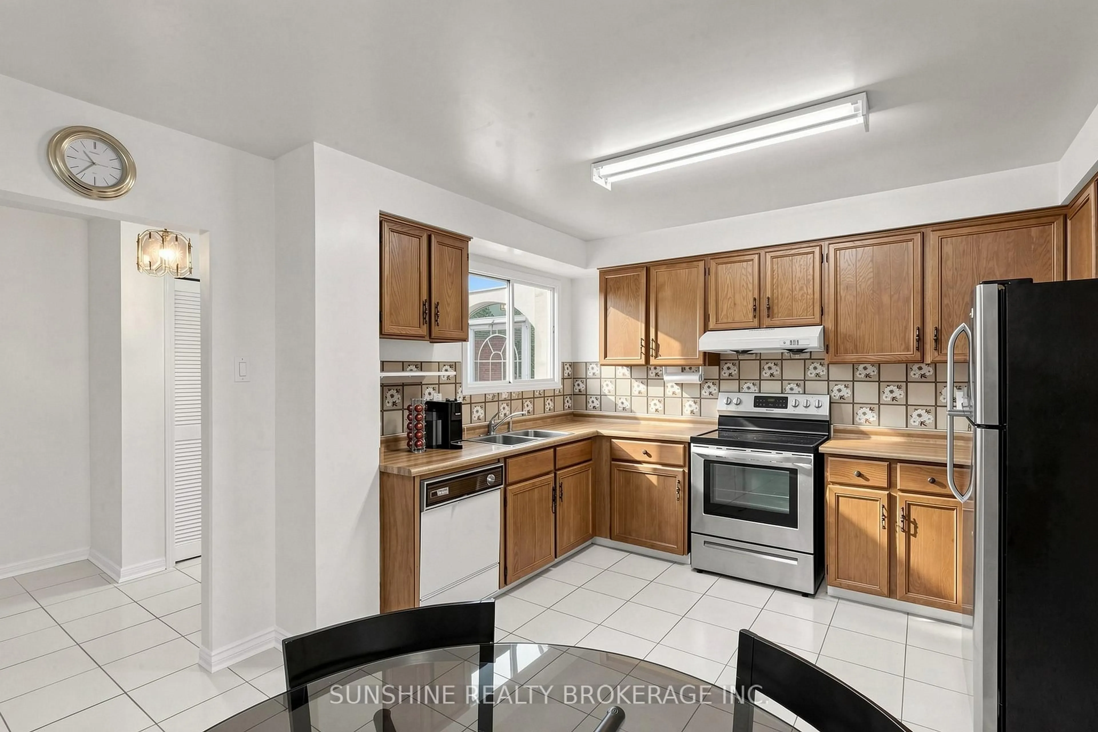 Standard kitchen, ceramic/tile floor for 70 Copperwood Sq, Toronto Ontario M1V 2C1