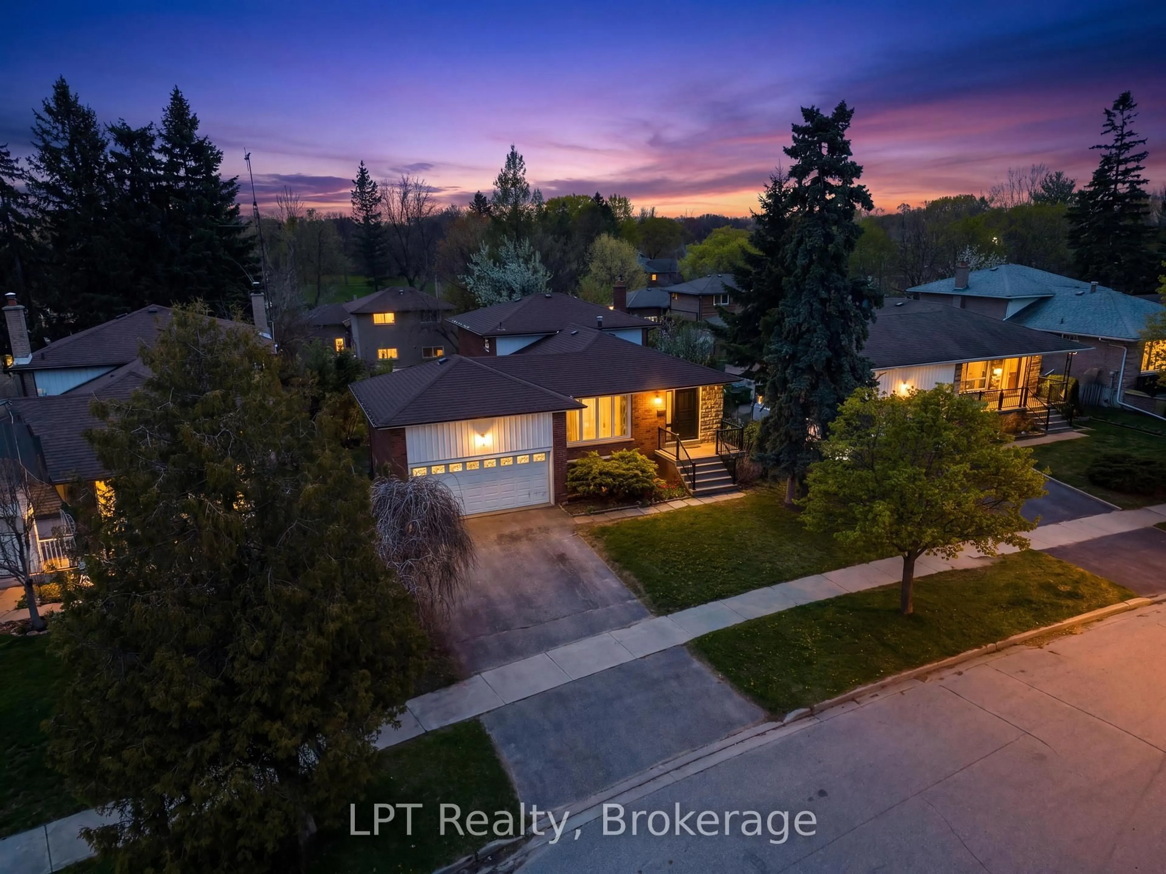 A pic from outside/outdoor area/front of a property/back of a property/a pic from drone, street for 7 Briarbluff Ave, Toronto Ontario M1E 3H2
