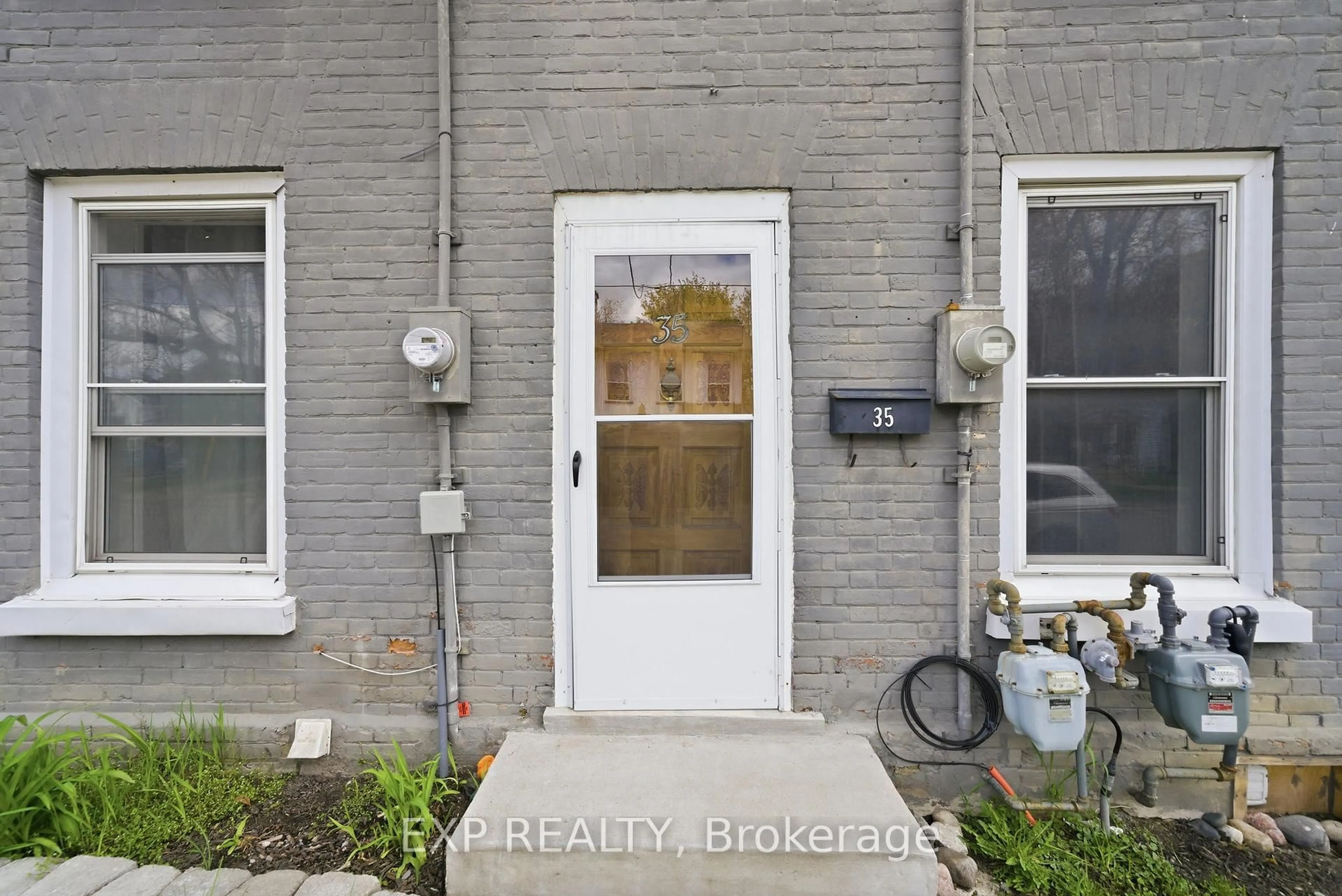 Indoor entryway for 35-37 Ontario St, Clarington Ontario L1C 2S4