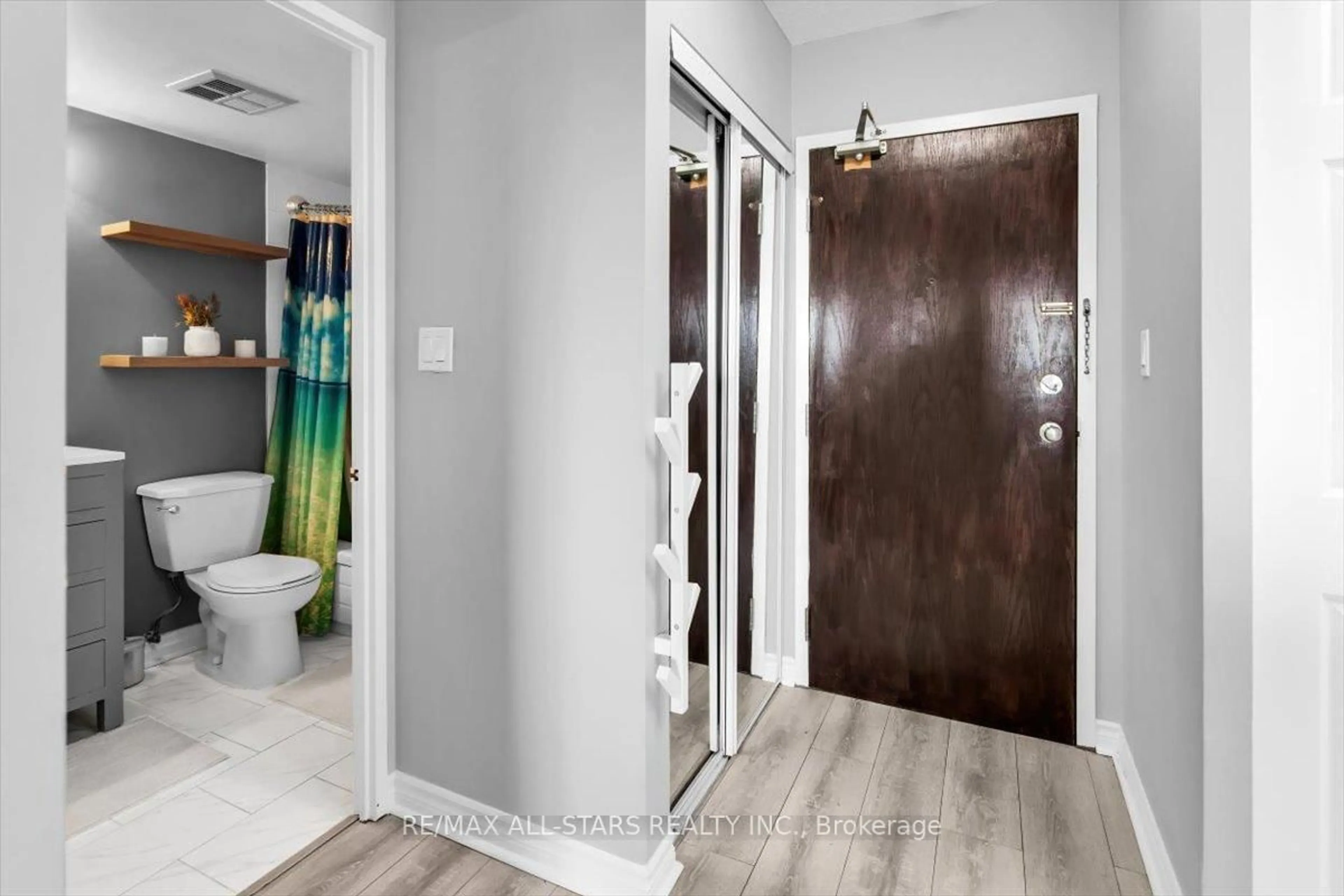 Indoor entryway for 711 Rossland Rd #1002, Whitby Ontario L1N 8Z1