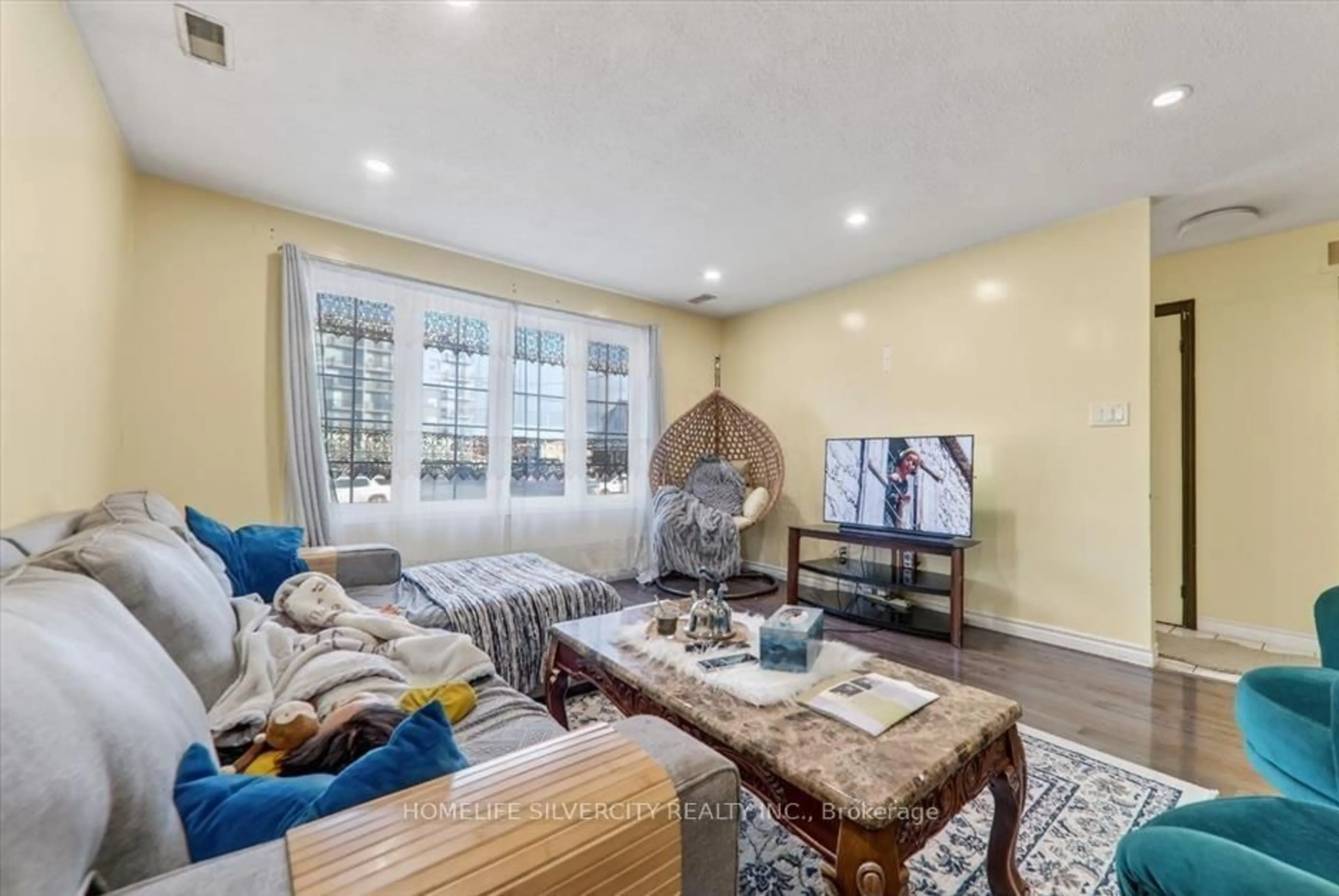 Living room with furniture, unknown for 150 Centre St, Oshawa Ontario L1H 4A4