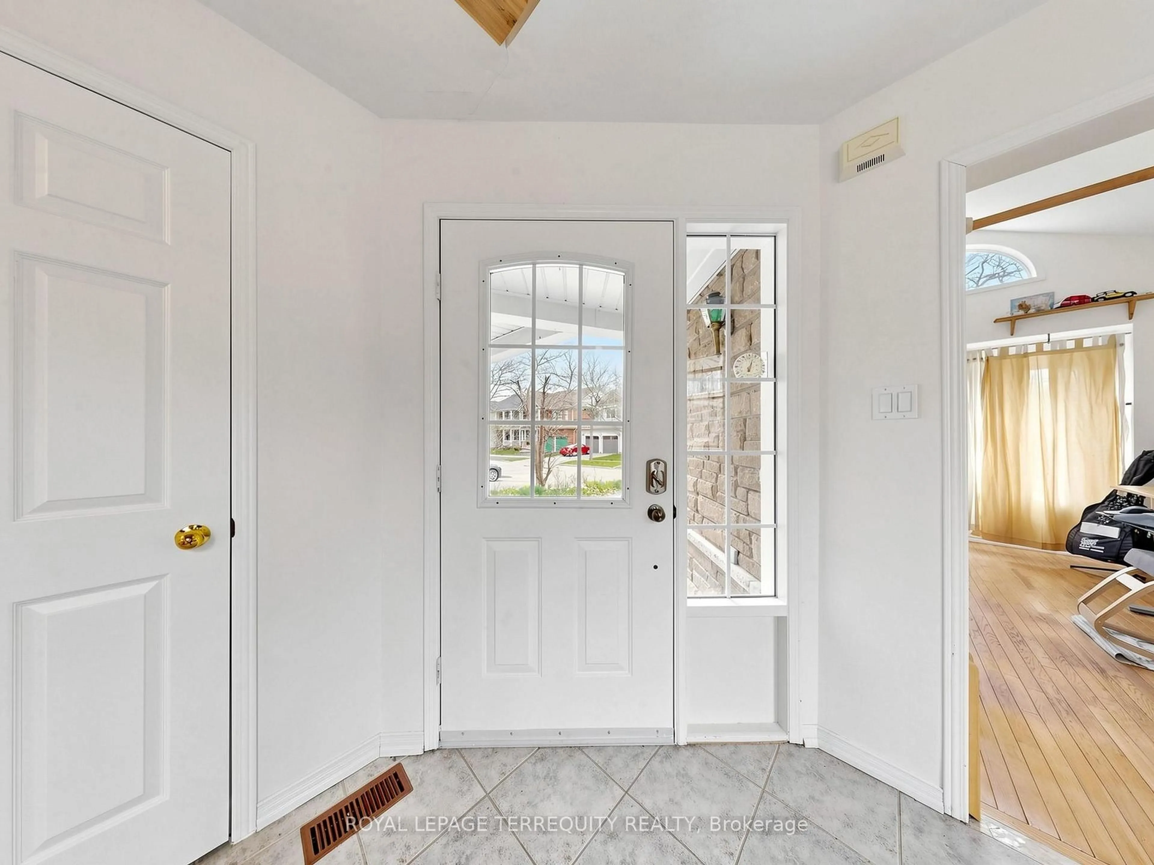 Indoor entryway for 20 Davey St, Ajax Ontario L1Z 1K8
