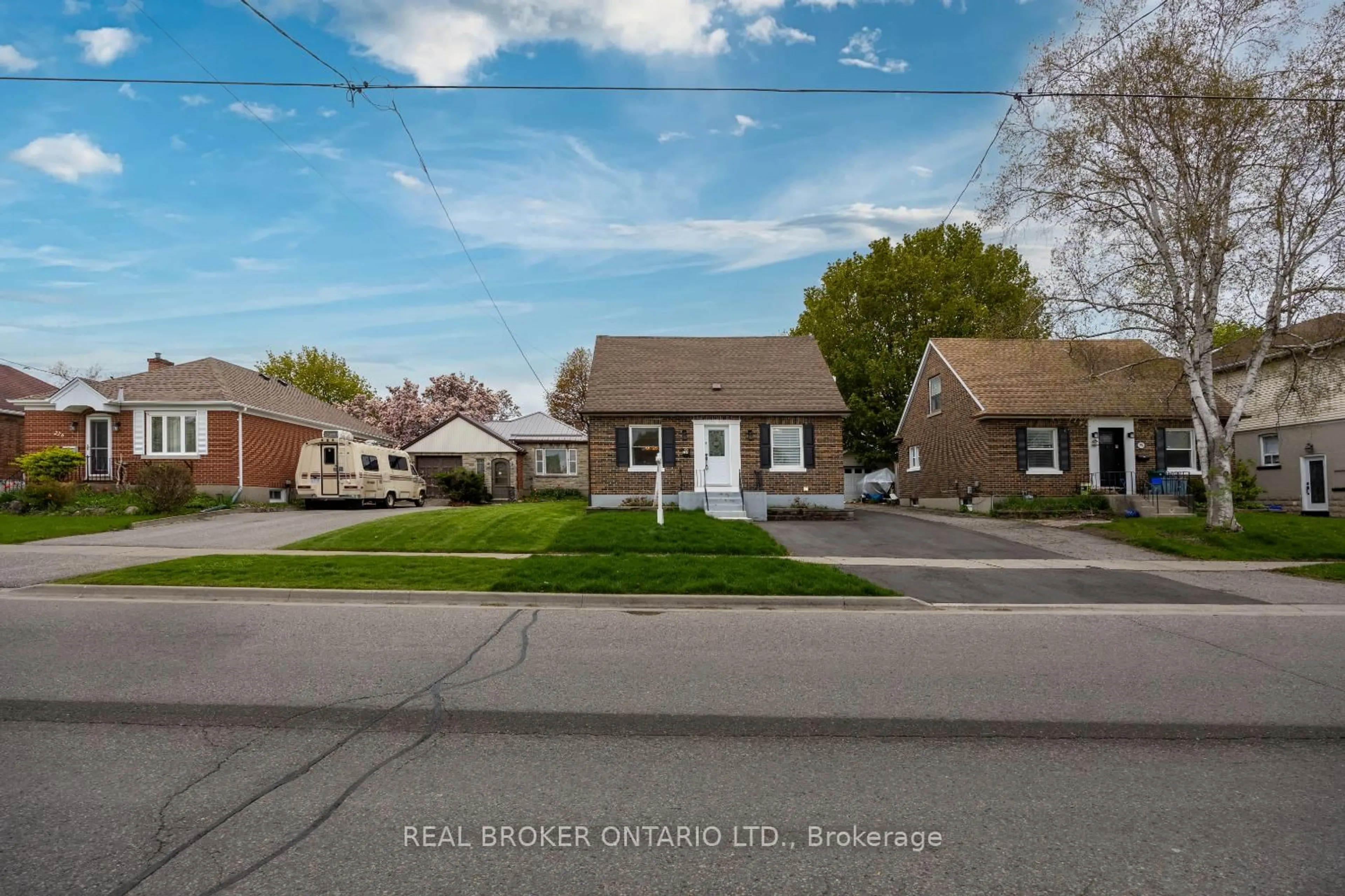 A pic from outside/outdoor area/front of a property/back of a property/a pic from drone, street for 234 Oshawa Blvd, Oshawa Ontario L1G 5S9