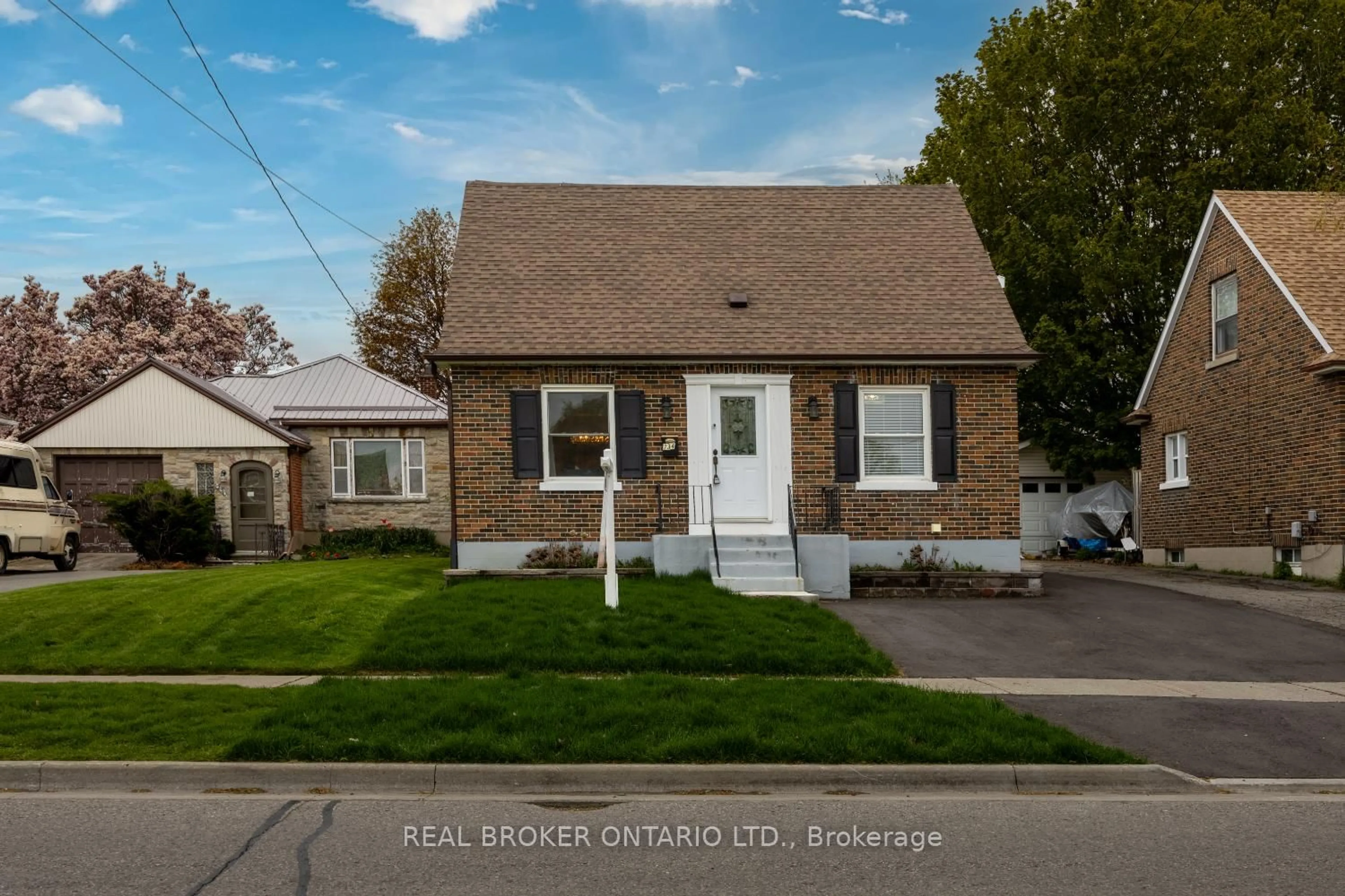 Home with vinyl exterior material, street for 234 Oshawa Blvd, Oshawa Ontario L1G 5S9