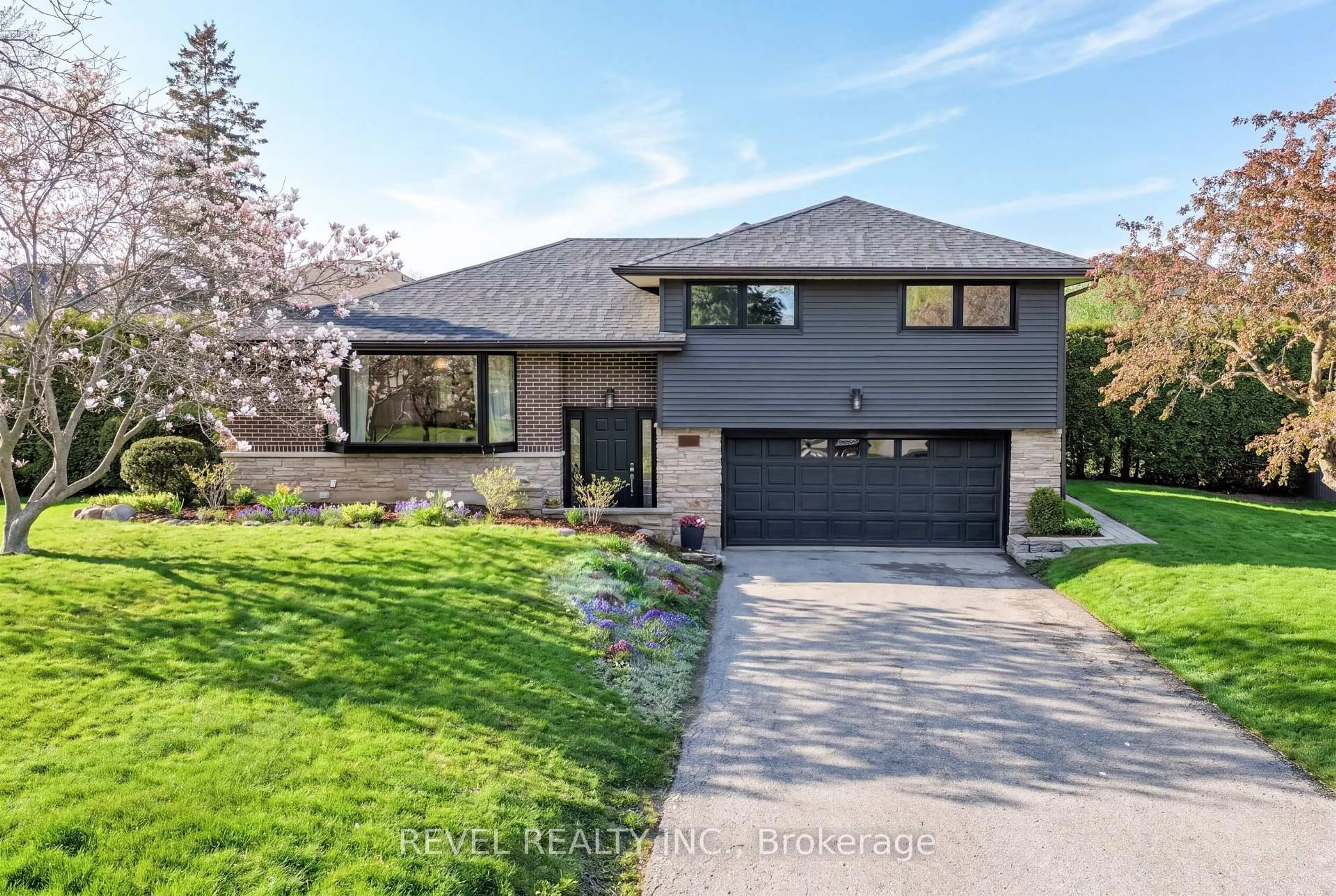 Home with brick exterior material, street for 336 Meadow St, Oshawa Ontario L1L 1A3