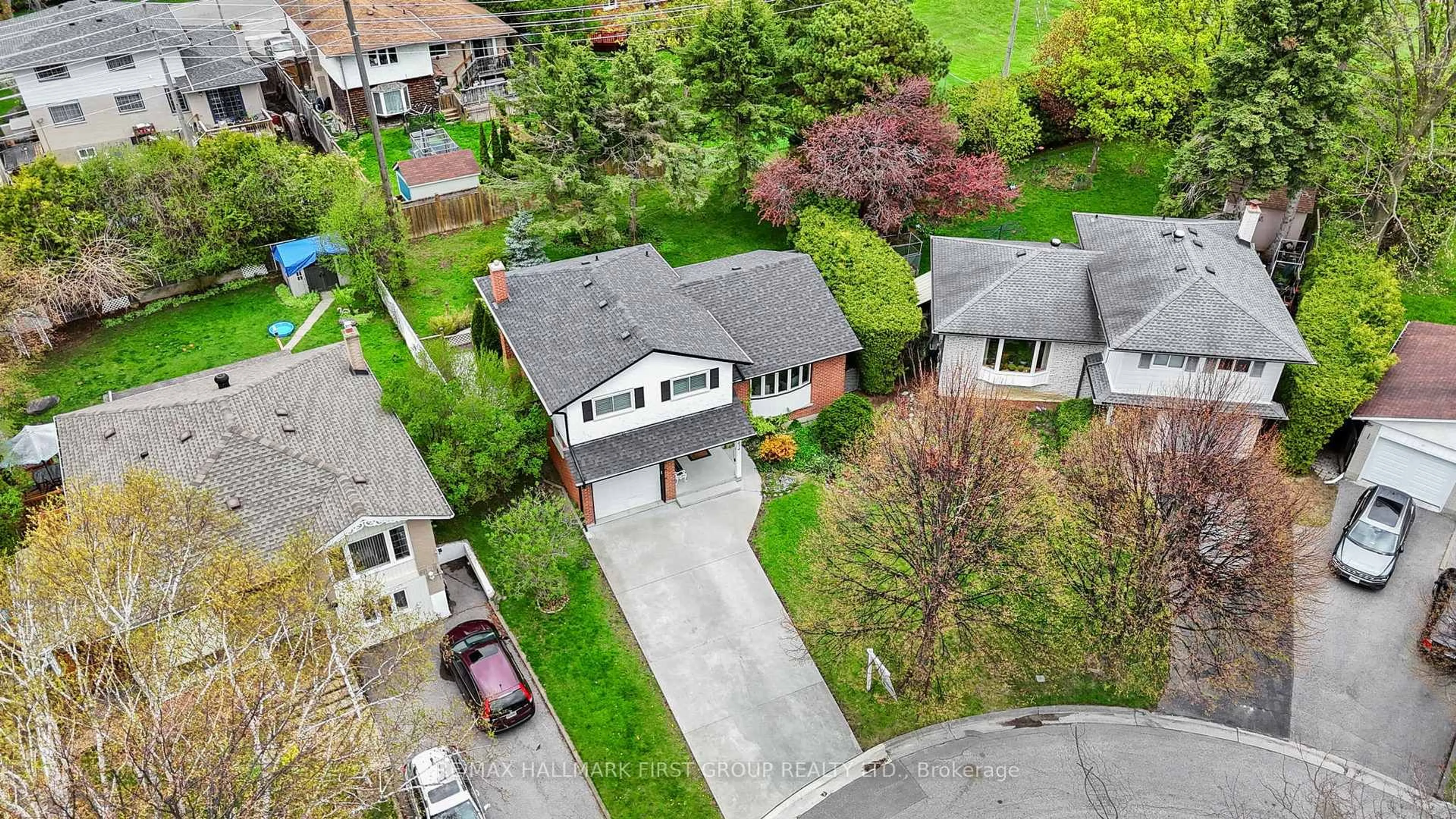 A pic from outside/outdoor area/front of a property/back of a property/a pic from drone, street for 434 Hackney Crt, Oshawa Ontario L1G 2Y4