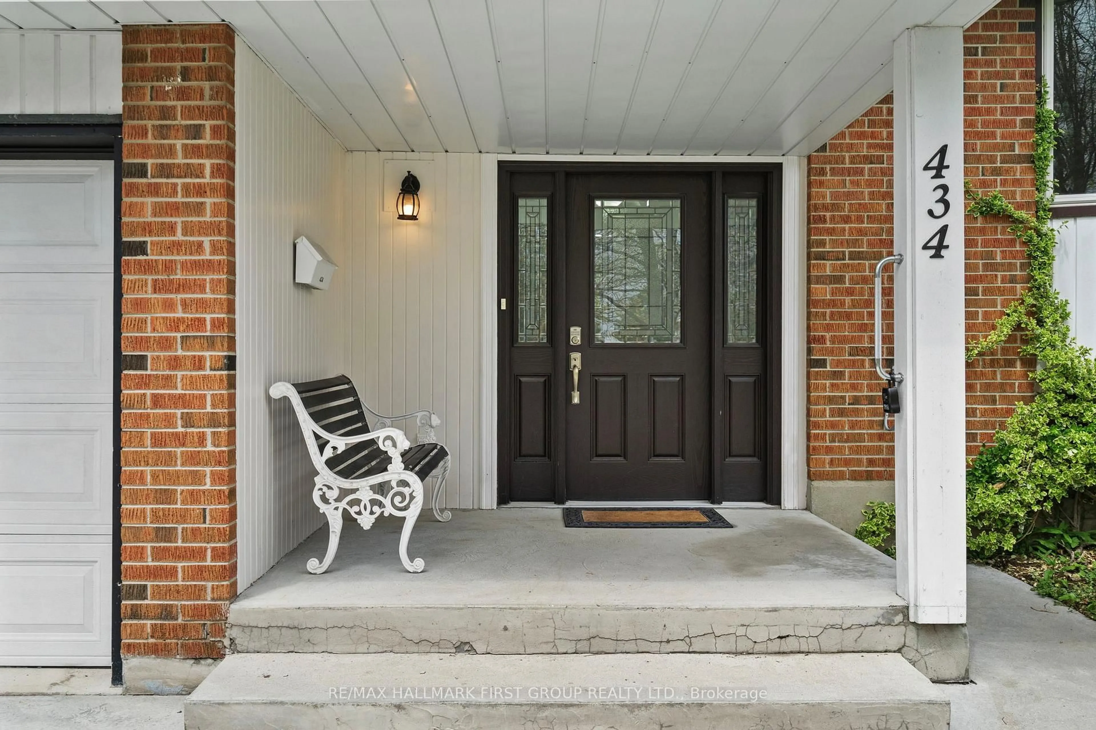 Indoor entryway for 434 Hackney Crt, Oshawa Ontario L1G 2Y4