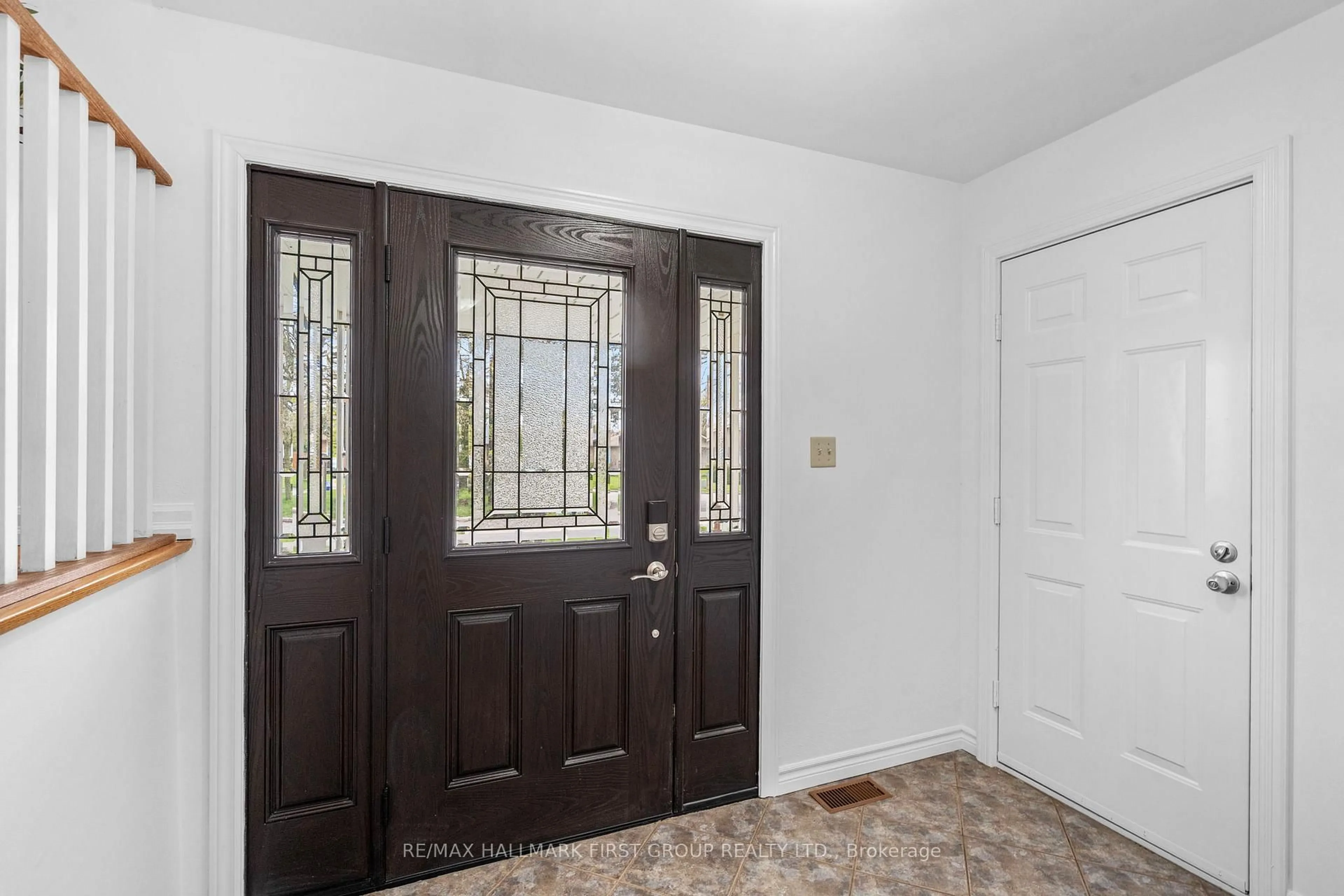 Indoor entryway for 434 Hackney Crt, Oshawa Ontario L1G 2Y4