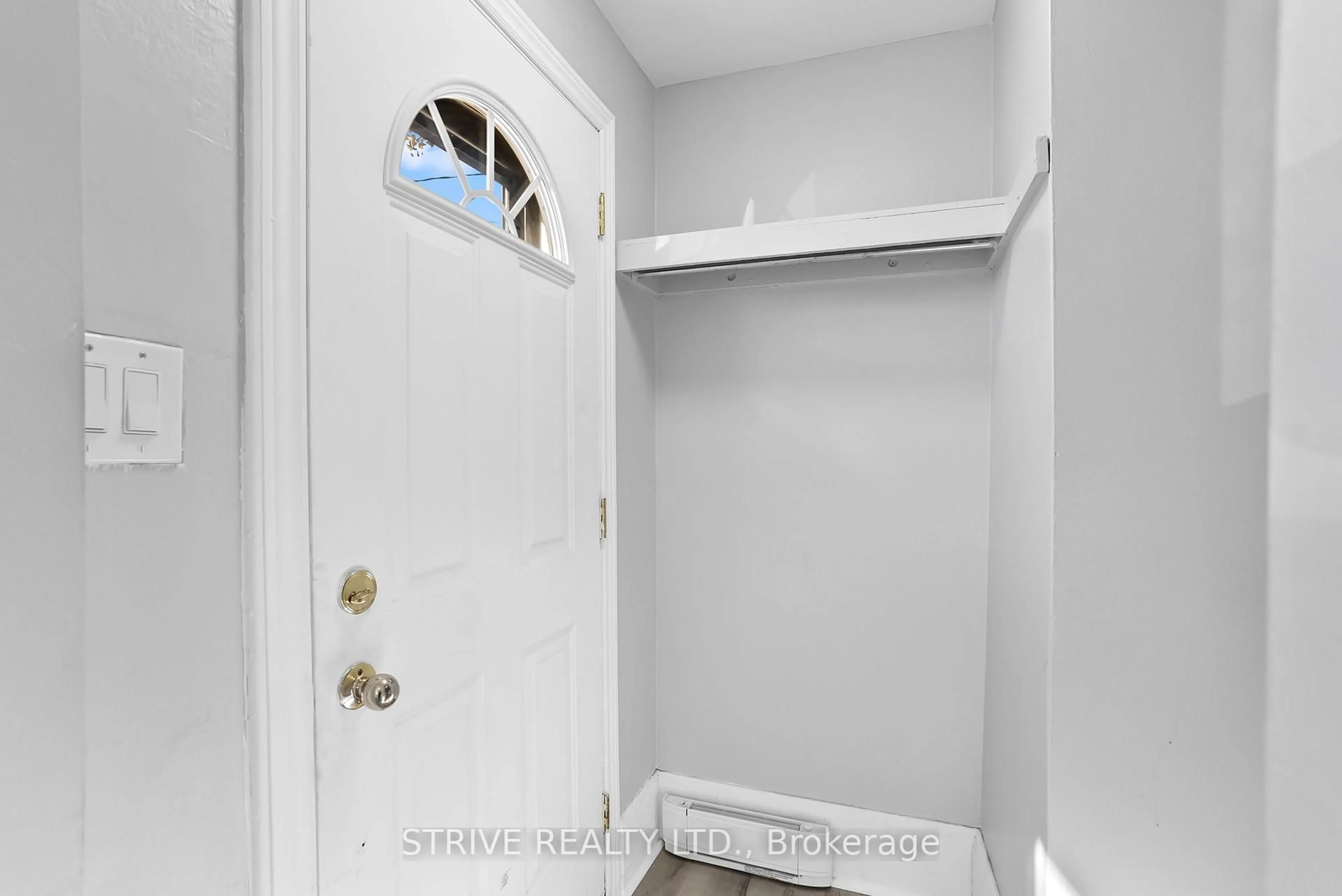Indoor entryway for 73 Central Park Blvd, Oshawa Ontario L1G 5Y4