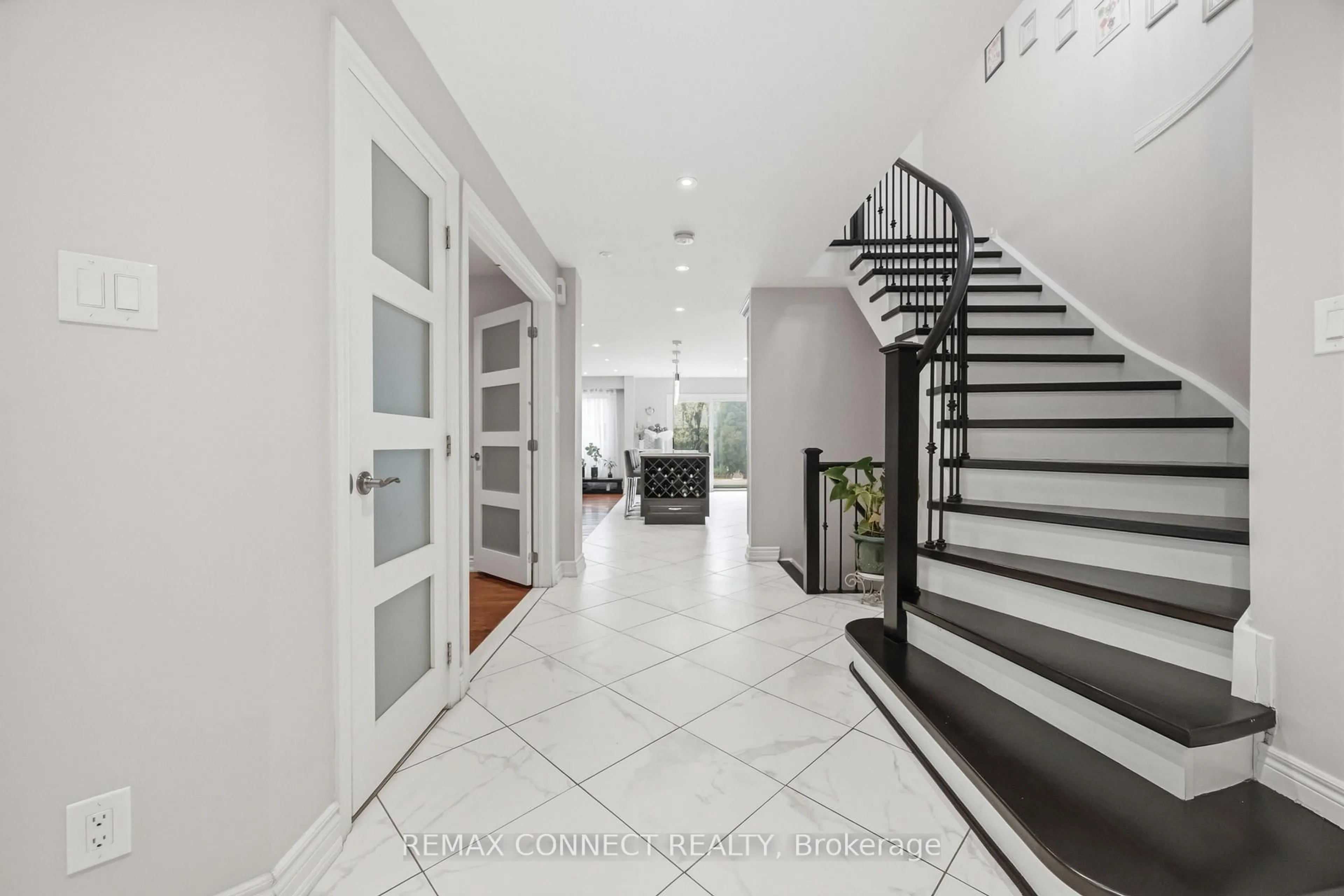 Indoor entryway for 1706 Woodside Lane, Pickering Ontario L1V 4W3