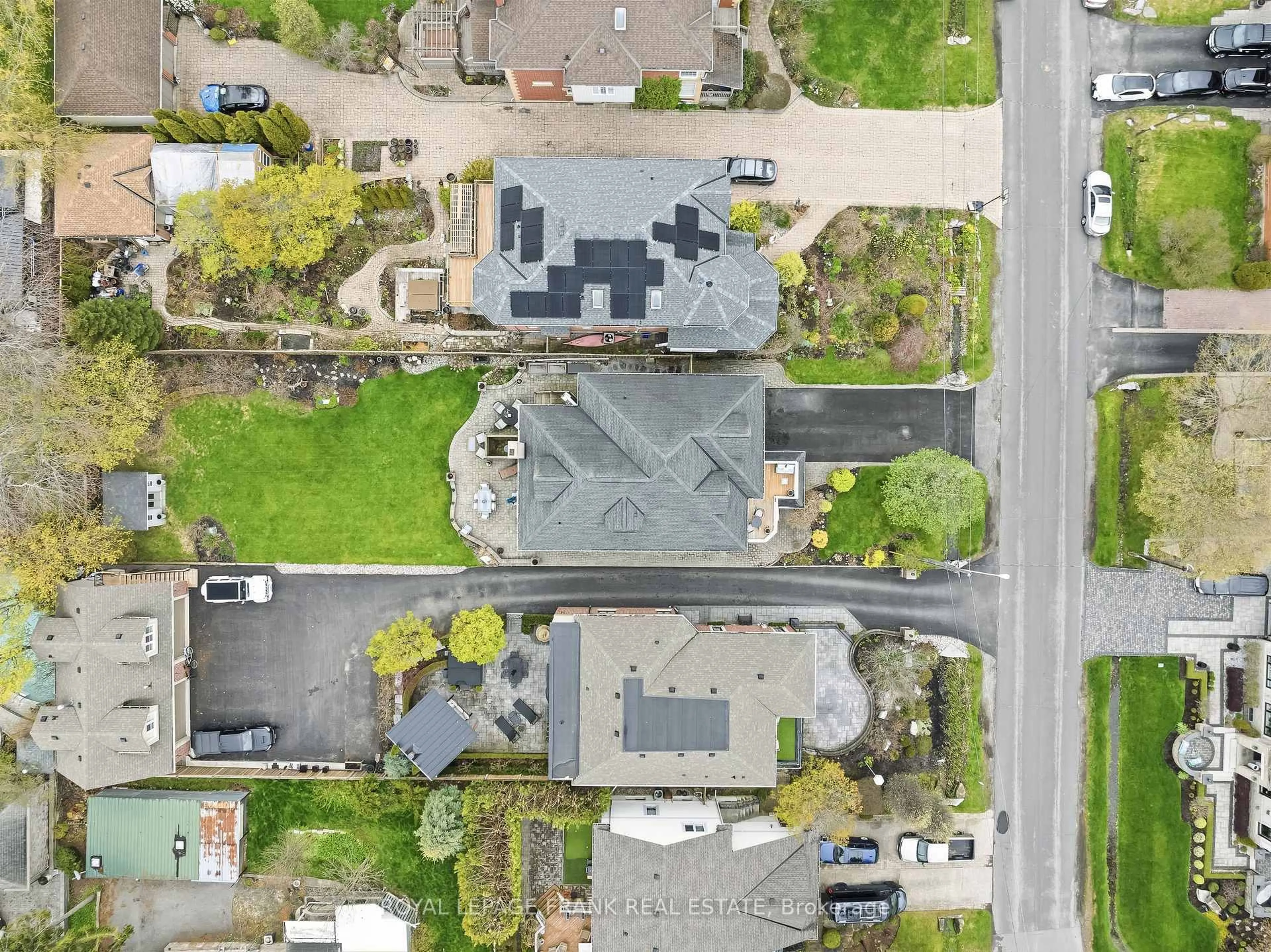 A pic from outside/outdoor area/front of a property/back of a property/a pic from drone, street for 470 Poplar Ave, Ajax Ontario L1S 1E8