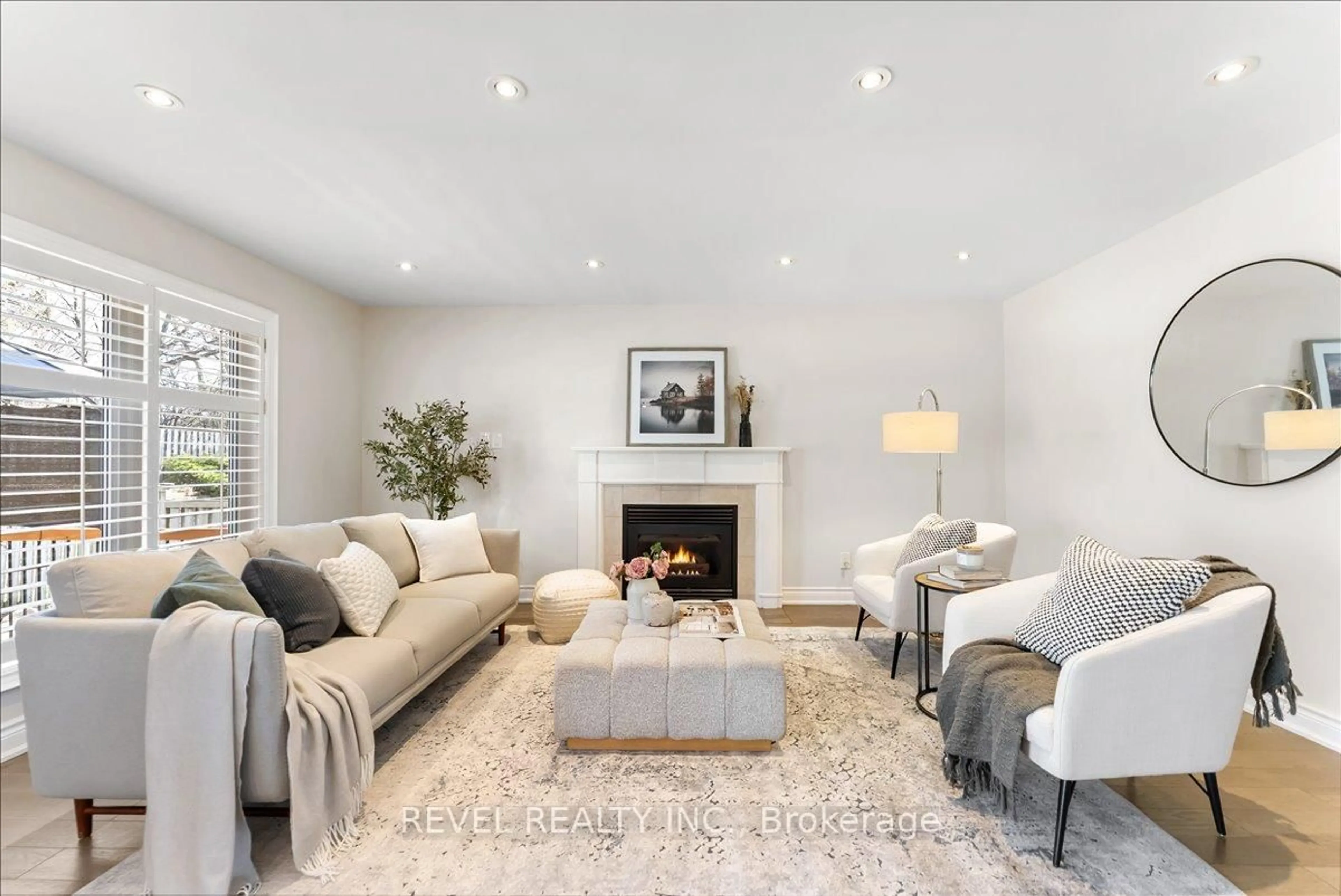 Living room with furniture, unknown for 30 Linderwood Dr, Toronto Ontario M1C 3P8