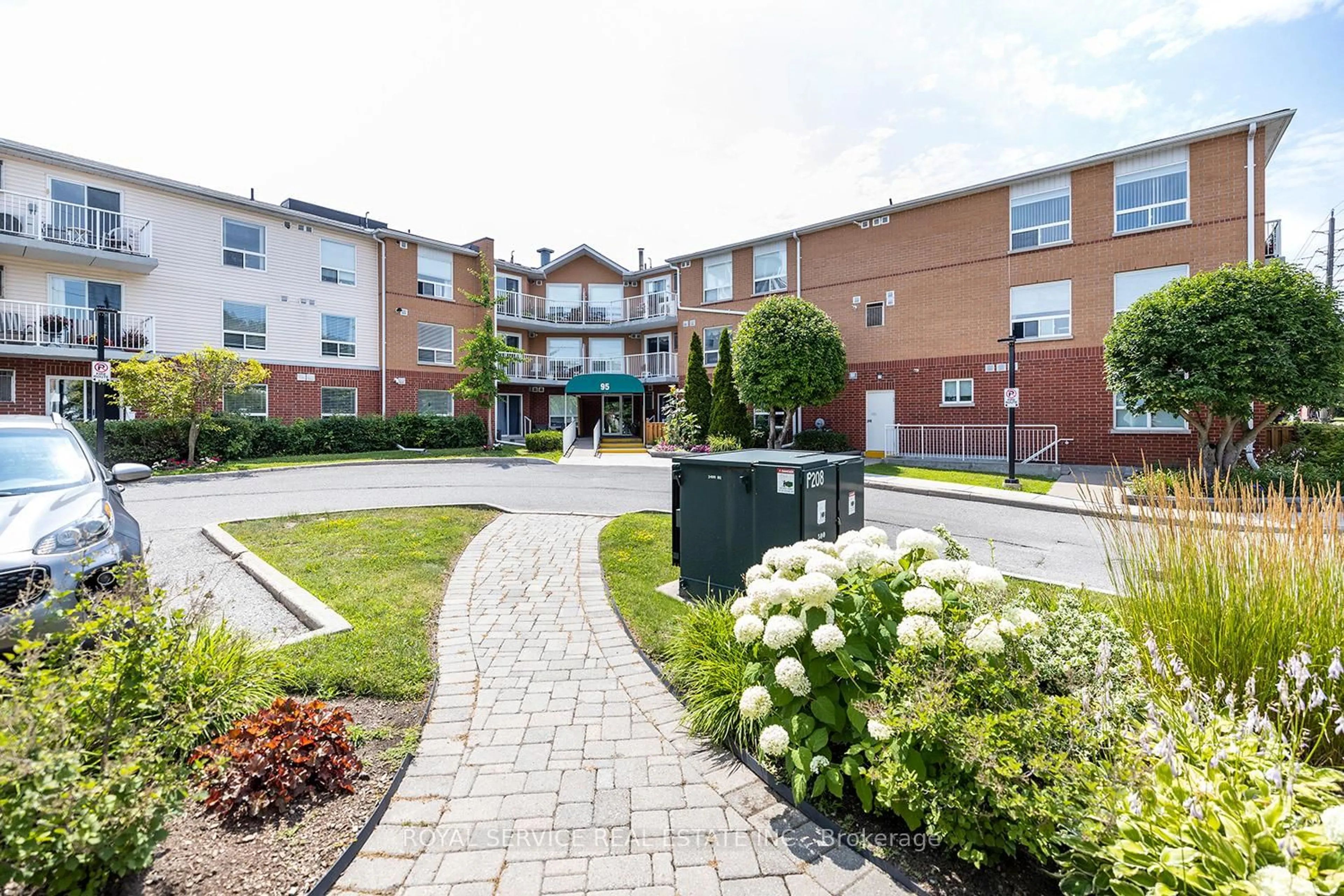 Patio, street for 95 Wellington St #208, Clarington Ontario L1C 5A1